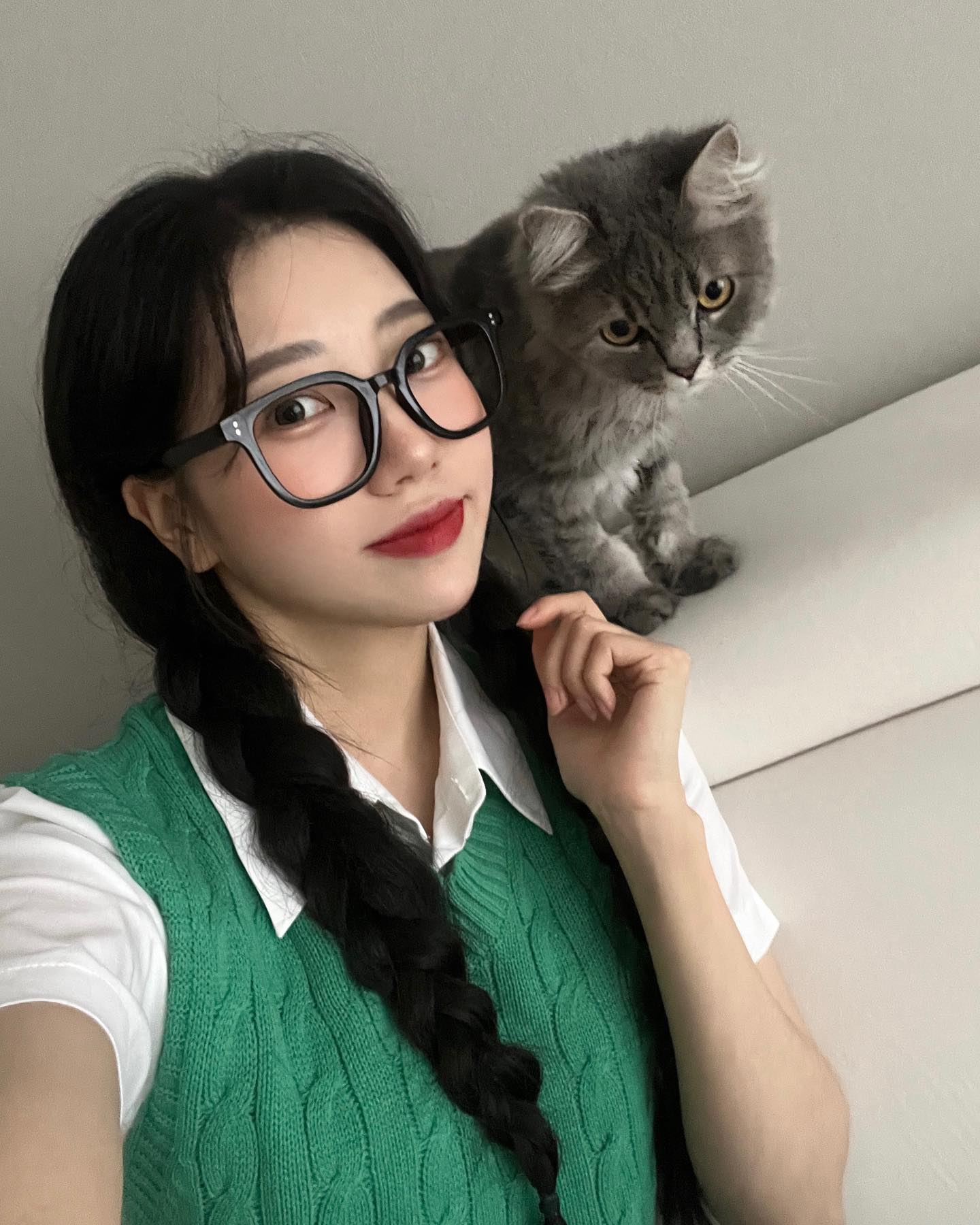 눈화장 하기 귀찮을때 쓰는 안경😎
그리고 내사랑 도리랑 찍은 투샷:)
도리는 내행복, 진짜 많이 사랑해🤍