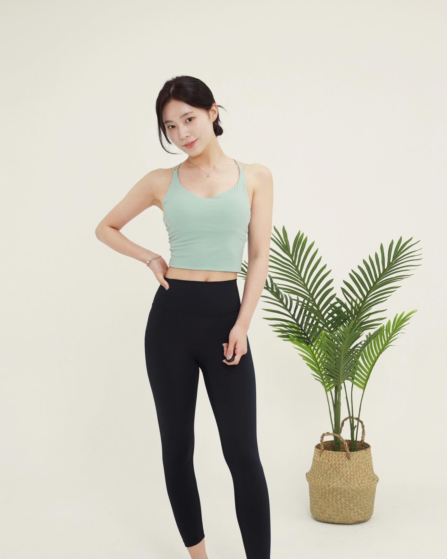 민트색 나시탑과 배경🌴이 찰떡!!