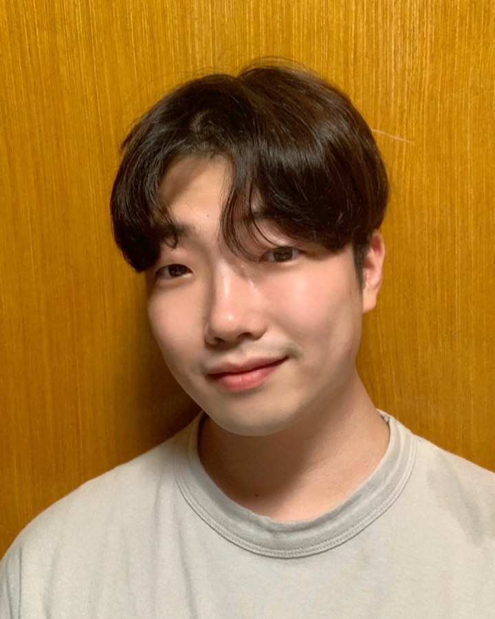 #광고 #첫줄

남자들 미용실 필수 코스 다운펌 !

반곱슬이거나 단정한 머리를 원하시는 분이라면 미용실에 가셔서 커트와 세트로 받고 오는 관리이지요 ㅎㅎ

비용적인 부분을 확 절약할 수 있는 셀프다운펌 방법을 알려드리겠습니다.

✔️오늘 소개해드릴 제품은 “ 박준뷰티랩 익스트림 퍼팩트 다운펌" 입니다. 

제품 정보는 다들 박준뷰티랩 아시죠? 
프리미엄 미용실에서 개발한 만큼 정말 모발을 생각한 셀프다운펌제품! 그래서 제품을 보시면 박준뷰티랩이라고 딱 적혀있어요 😃

진짜 머리를 위한 두피, 모발 손상을 LPP미세 단백질로 최소한으로 하면서 특별하게 보호하는 특허된 성분이 들어가있어요 👍그렇다보니 독하지 않으면서, 쉽고 간편하고 빠르게 다운펌이 가능해요! 

양도 많은데다가 금액대까지 저렴한 1만원대로 주기적으로 다운펌을 해줄 수 있다는 점이 정말 큰 특장점이랍니다 😍

전국에 있는 올리브영에 입점해있어서 어디에서든 만나보세요 :) 

#박준뷰티랩 #올리브영 #다운펌 #셀프다운펌 #다운펌추천 #헤어스타일링 #옆머리다운펌 #남자머리스타일