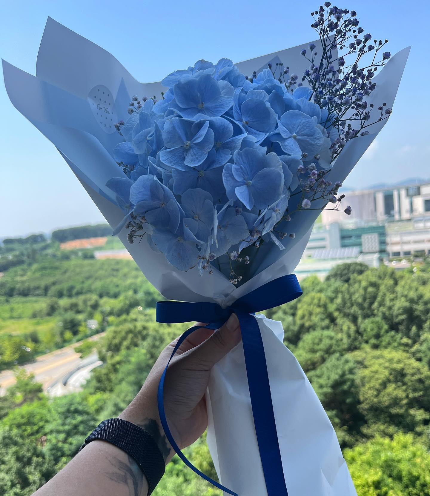 #이삿날
그동안 고생했다며 꽃다발이랑 편지 준비해준 남편🥹
아직 갈 길이 멀다만,
4년짜리 계획표를 2년으로 만드는 우리 부부라면 뭐어~ 껌 아니겠슈?😎😎