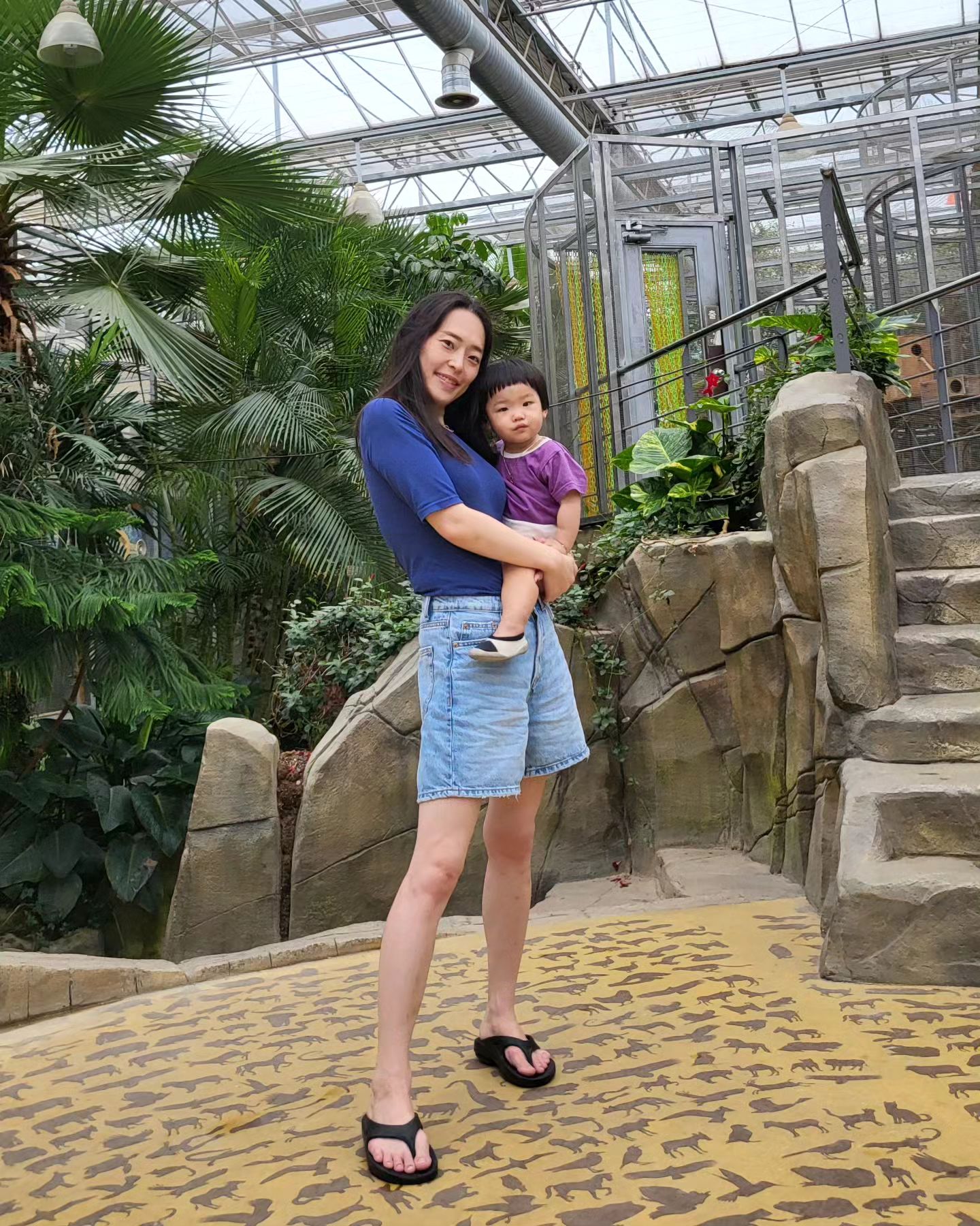 서진이 15개월 여행❤️🧔‍♂️👧👶❤️

여행 너무 너무 좋아하는 우리집 아가야🫶
그렇다보니 주말에 엄빠 피곤해도 집콕 못하고^o^;
가까운 곳에 당일치기라도 꼭 다녀오는데
나오면 이렇게 좋아하니 안데리고 다닐 수가 없당(^-^)/

식당 데리고 가면 대부분 밥도 잘 먹고o(^o^)o
물론 안먹을 땐 과자만 신나게 먹고 오지만ㅋ
둉말루 데리고 다니는 맛이 난다랄까⌒‐⌒
그녀의 리액션에 엄빠 지갑 열리는거지 모~?

아빠랑 엄마가 열심히 벌어서 
서진이한테 넓은 세상 많이 많이 보여줄게
무조건 약속❤️❤️❤️❤️❤️❤️❤️❤️❤️❤️