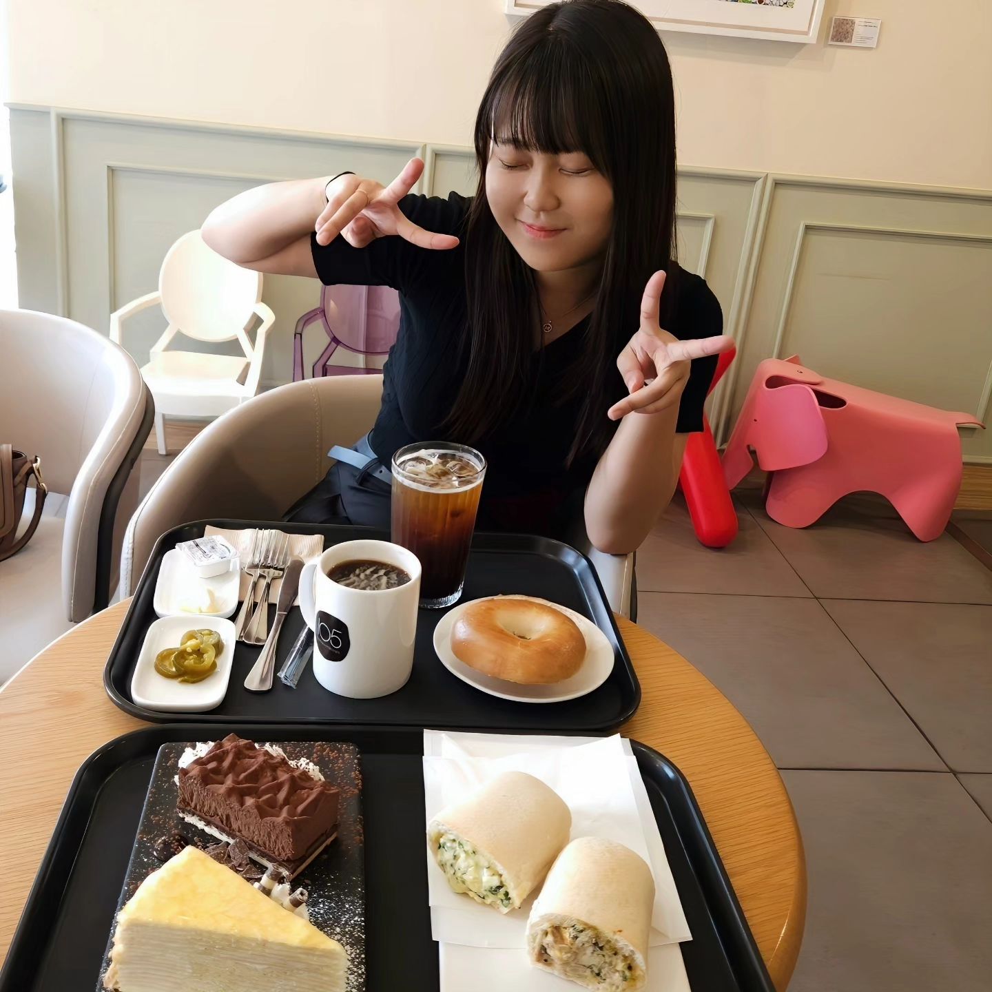 #협찬 기분전환하러 연남동 #cafe105 ☕️ 🍰

브런치로 하프앤하프샌드위치 (튜나,에그오븐) 먹고
 베이글에 크림치즈랑 버터발라서 뇸뇸(ฅ˘⩊˘ฅ) 

바로 2차전으로 크로칸트랑 밀크레이프로 디저트 하기~~
달달이 들어가니까 기분전환 대성공❤️❤️ 

-

요즘따라 커피를 더 즐겨마시는데 원두 선택 할 수 있는것도 좋았지만 맛까지 있어서 취향저격,, 주문하고 보니 벽에 커피자격증이 가득가득,,
사장님이 커피에 진심이셔서 손님들은 행복합니다😘🫶 

데카던스랑 허니카페라떼가 유명하다기에
허니카페라떼 테이크아웃해서 먹었는데 와,, 내 인생 카페라떼,,🍯
진짜 매일 먹고싶은맛,,다들 이 맛을 알았으면,,,😋👍👍

cafe105는 가게 앞에 주차공간이 있어서 주차장 찾을 필요없이 무료로 바로 주차할 수 있어서 너무 편했당ㅎㅎ 데이트로 오기 딱!! 게다가 건물전체가 카페라 실내는 3층까지 있고 루프탑까지 있어서 카페 안에서 인생샷 잔뜩 남길 수 있어서 왕창 찍고 힐링도 하고 행복한 하루😚
.
.
#연남동카페 #연남동디저트 #연남동맛집 #연남동데이트 #jmt #맛스타그램 #카페스타그램 #연트럴파크맛집 #연트럴파크카페 #카페105 #카페대관 #연남동핫플 #연남동까페 #연남동커피 #연남카페105 #연남동카페골목 #연남동카페거리 #연남동커피골목 #소개팅맛집 #커피맛집 #디저트맛집