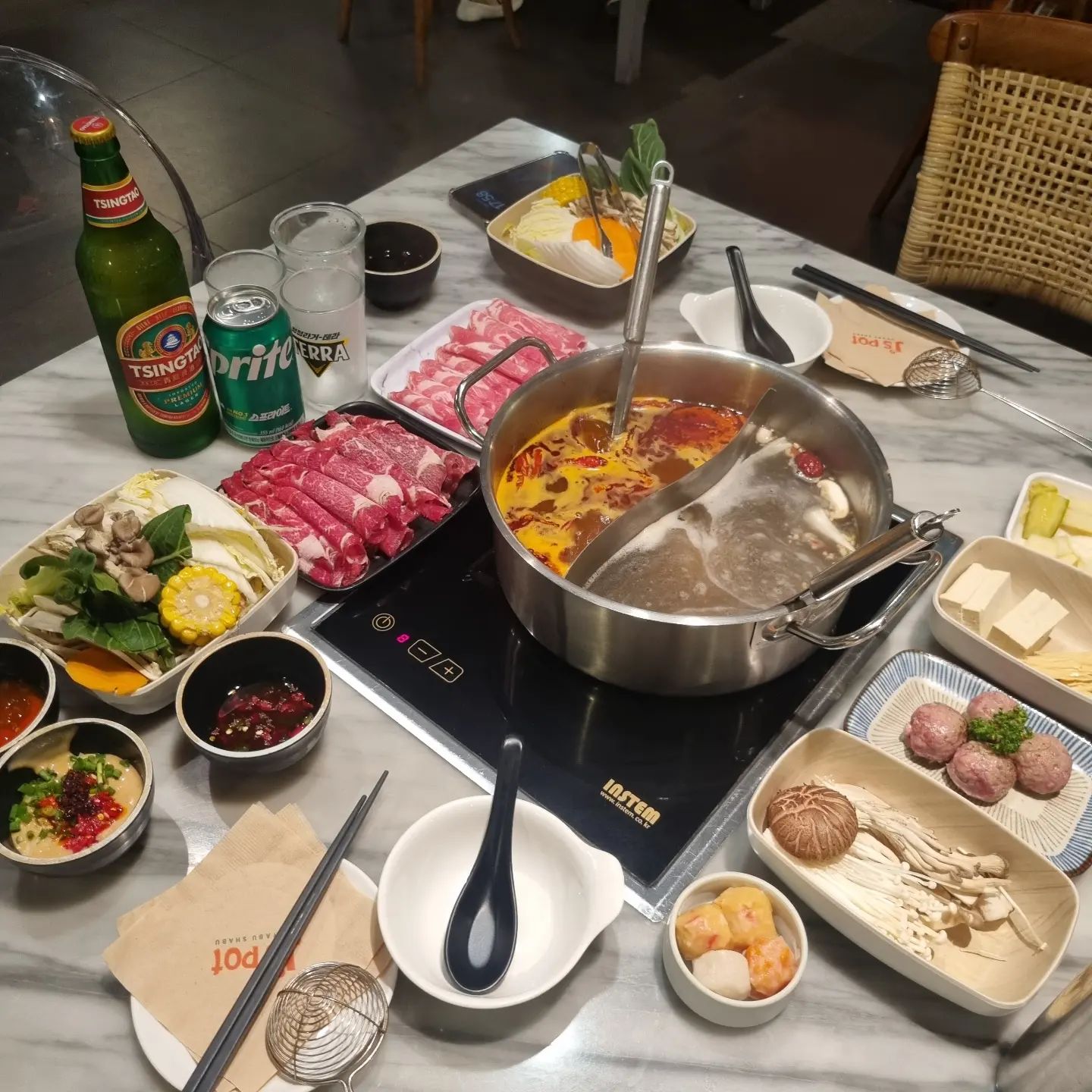 #판교#제이스팟 

판교역 샤브샤브 맛집 제이스팟에 방문했어요
신분당선 지하철과 이어져 있어서 날도 덥고 요즘처럼 비가 많이 오는날에는 방문하기에 편리한 위치더라구요😄
저희는 베이직세트로 주문을 했는데도 완전 푸짐하게 한상차림👍🏻
육수종류부터 고기. 사이드. 국수종류까지 모두 하나하나 선택이 가능하다는게 또하나 반한 포인트😘
매운걸 좋아하는 저는 마라. 담백한걸 좋아하는 남친은 우육으로 선택!
고기도 1인분씩 주문도 가능해서 소고기.양고기 각각 1인분으로 고르고 피쉬볼과 수제고기완자까지 픽👌🏻
주문한 메뉴들이 나오는동안 하나하나 친절하게 설명해주시는 직원분들에 또한번 감동🥰
설명듣고 내가 먹고싶은대로 소스를 만들 수 있어서 중앙에 있는 소스바에서 만들어봤어요
땅콩소스 자체가 다른곳에 비해서 좀 달달한 베이스라 아이들과 같이 와서 먹어도 좋아할 맛😘
고기도 고기지만 수제고기완자가 저는 너무 좋더라구요❤️
미트볼같은데 국물을 쫙 흡수해서 먹는내내 감탄연발했어요🥰
순차적으로 하나하나씩 먹다보니 국수까지 순삭해버렸지 뭐에요🤣
배가 불러서 다른 메뉴를 추가로 못먹은건 아쉽지만 다음에 또 방문의사가 있기에 다음에 기약하기로😁
너무 자극적이지도 않고 전체적으로 깔끔한 음식이라 가족모임으로도 많이 방문하시더라구요
친구. 연인. 가족모임으로 딱인 제이스팟😃 위치는 아래 참고해주세요😘

📍제이스팟
📍경기 성남시 분당구 판교역로 152 알파돔타워3동 3층
⏰️월~일요일 11:00~22:00
 (15:00~17:00 브레이크타임.  21:00 라스트오더)

#협찬 #판교 #성남 #제이스팟 #판교역맛집 #판교중식당 #성남맛집 #샤브샤브 #훠궈 #맛집소개 #맛집추천 #먹스타그램 #먹스타 #맛스타그램 #맛스타