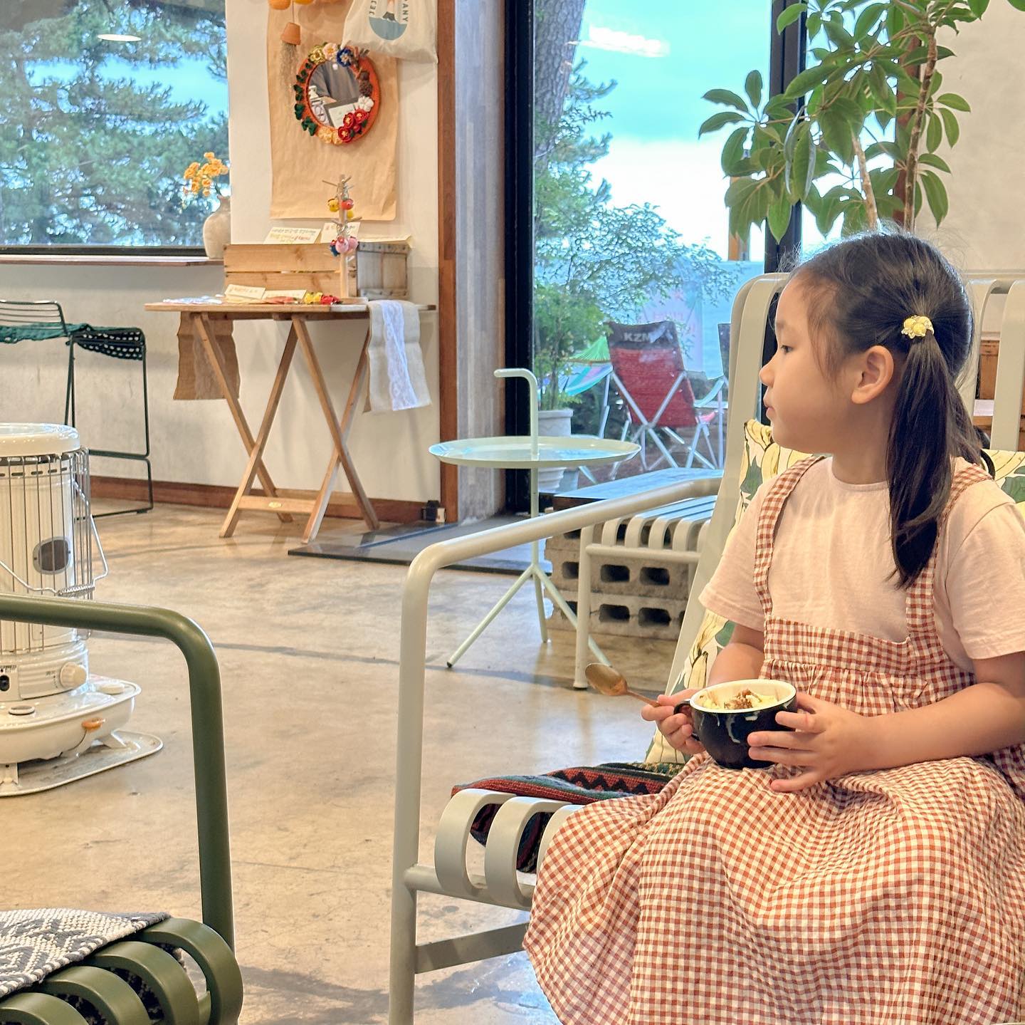 첫 여름방학 🍉

또여니네 유치원은 오늘 방학식을 했어요😀
담임쌤 오랫동안 못본다고 집에 와서 울었던🥹
정이 참 많은 또여니에요✋

방학동안 돌봄이 있는데,
저희는 안보내기루 했어요!
제주 이사와서 첫 여름이라서!
셋이 신나게 놀려구요🤪

방학동안 삼시세끼 챙기는게
제일 일일것 같지만!!
전보다 다양하게 잘먹는 또여니라
이것저것 잘 해줘야겠어요✋

다들 곧 방학이쥬?👀
우리 신나는 여름방학 보내보아요🥹
방학동안 첫째도 안전! 둘째도 안전!

뉴스에서 계속된 슬픈 소식이 들려서
너무도 마음이 안좋은 요즘이에요,,,
사고로 가족을 잃는 그 마음을 알기에
더욱 맘이 아파요,,
어떠한 말로도 위로가 되지 않을 일,,
삼가 고인의 명복을 빕니다.

#제주살이 #유치원방학 #열심히놀자 #육아맘 #육아일상 #방학시작 #babygirl #babygirlclothes