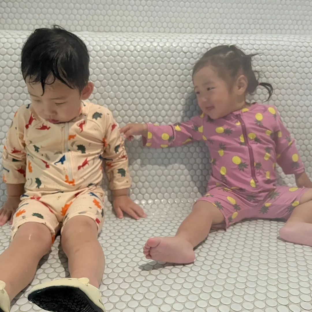 채이건 #아쿠아필드 
#기억속그녀모습 
하필 채이만 흐리게 나와서 채이와의 즐거웠던 추억을 회상하는 건무룩 처럼 보이는 짤  너무 웃기니까 박제.
둘찌들 얼집 안보내고 아쿠아필드 다녀온건데 얼집 단체로 우루루오고 사람 넘 마나서 주말이랑 차이없었을듯...
첫 오빠랑 수영장 미션 완료
#날콕찌르던그녀
#내손가락을물던그녀(석)