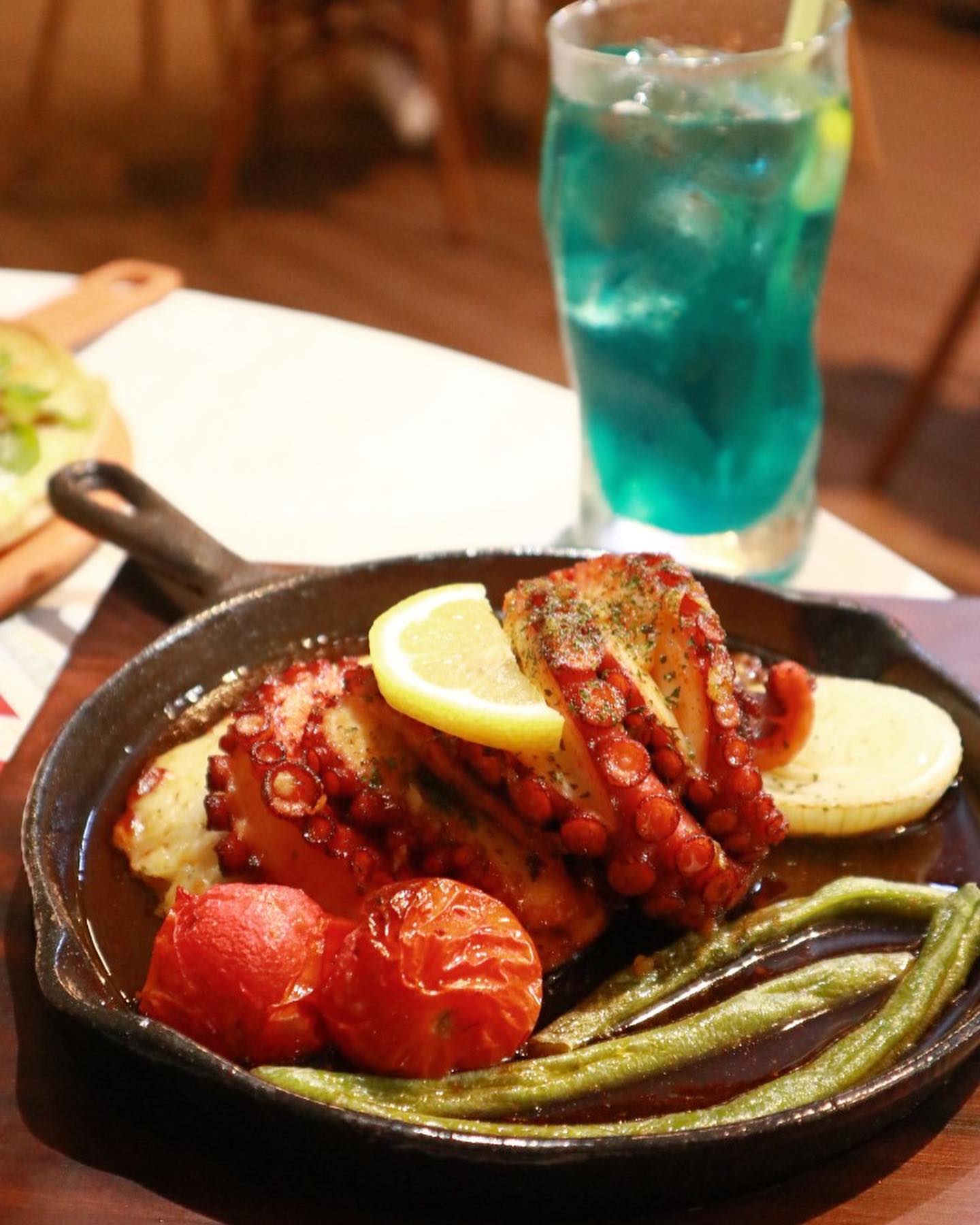 송도 이국적인 해산물 전문점
안녕바다 

송현아맛집 송도 해산물요리 전문점 안녕바다

분위기 너무 예쁘다~ 
문어요리 뽈뽀
바지락술찜 넘 맛있구나!

주소: 인천광역시 연수구 송도과학로28번길 50 1층 134호

연락처 : 오후 4:00- 밤 12:00

주차 : 지하주차장 무료

연락처 : 0507-1361-1797

#안녕바다 #송현아맛집 #인천송도해산물 #인천송도해물 #인천송도해물찜 #송도해물 #송도해산물 #송도문어 #송도동해물찜 #송도동해물짬뽕 #송도동새우튀김 #송도동해물떡볶이 #송도동회무침 #송도동해물맛집 #송도동해물퓨전맛집 #송도동킹크랩맛집 #송도동데이트추천