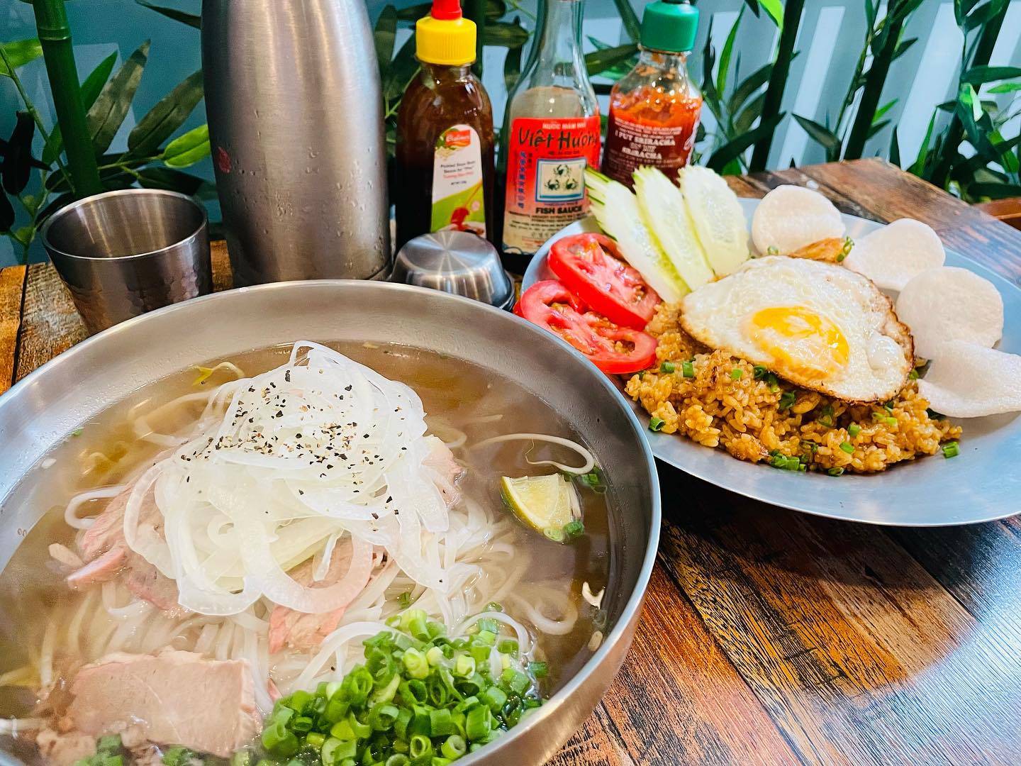#협찬 🍜비엣남 운정🍜
✔️베트남 분위기 물씬나는 인테리어
✔️사장님 완전 친절하셔요
✔️QR코드로 보는 메뉴판!!
✔️음식 조리 속도가 빨라요.
✔️오픈주방이라 더 믿음이 가요.
.
.
😋 깔끔하면서도 깊은 육수맛이 너무 좋았던 쌀국수~! 
그리고 나시고랭에 들어있는 새우도 크기가 왕새우라서 
골라먹는 재미가 있었어요. 
바삭바삭 ASMR 가능한 고기짜조까지 
세가지 음식의 궁합 최고!!