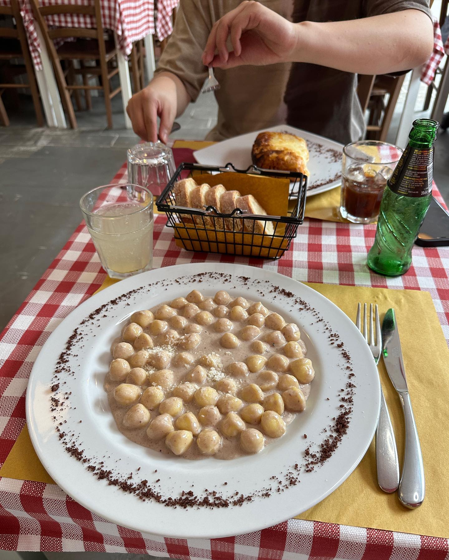 🇮🇹이탈리아 로마 In🇮🇹
로마에 또 가게 될 줄이야
로마 도착이 오전 8시라 호텔에 짐 던져놓고 근처에서 첫끼를 먹었다
남편은 라자냐를 나는 뇨끼를 시켰는데
너무 부드럽고 맛있었어...
양이 많아서 남긴게 한이야
.
9년 전에는 공사중이었던 #트레비분수 이번엔 볼 수 있었다
100원 짜리 주섬주섬 꺼내서 던졌다
그래서 좋은 일이 생긴 걸까?
.
콜로세움 가는 길에 홀린듯 젤라또 찍는데
남편이 배경으로 있길래 같이 찍어줬다
.
📍Trattoria luzzi
저녁은 사람이 바글바글 했던 100년 전통의 피자집🍕
프로슈토와 멜론의 조합은 말모..였고
피자도 정말 맛있었는데 사진이 없네
.
나는 열심히 자연스러운 사진 건져주려고
요리조리 사진 찍는데, 사진만 찍히는 남편한테
한마디 했더니 저러넼ㅋㅋㅋㅋㅋㅋㅋㅋㅋㅋㅋ
그의 “别了” 제법웃겨
.
.
.
#로마 #유럽여행 #로마맛집 #rome #romeitaly #europe #국제커플