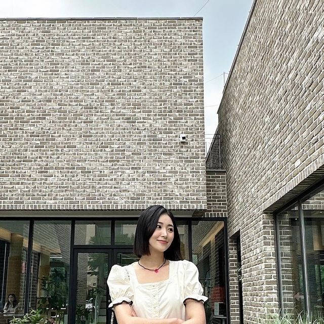 ✨찌닝‘s 출근룩 & 데이트룩 기록✨ on Instagram: "#광고
@enrich_seoul 
안녕하세요, 찌닝입니다✨
오늘 아침에는 해가 쨍쨍하더니 이제 다시 비가 오네요🥲

비 오기 전에 예쁜 옷 입고 호다닥 데이트 다녀왔습니다.
오늘은 약간 버터리란 크림컬러와 블랙 조합 코디에
인리치에서 보내주신 헤비웨이트 양말까지 매치해봤습니다.

인리치 양말은 부드럽고 가벼운 프리미엄 코튼을 
여러겹 사용해서 제작한 양말이라 
타이트하지 않고 편안한 착용감이 장점이에요🫶🏻

스트라이프 포인트가 깔끔하게 들어가 있어서 
코디에 센스 한 스푼 더해줄 수 있는 양말이랍니댜🤭🖤

비는 오지만 행복은 가득한 하루 되시길 바라요🫶🏻

#찌닝룩 
#인리치 #여자양말 #패션양말 #헤비웨이트 #프리미엄양말 #헤비웨이트삭스 #여성양말 #양말코디 #쿼터삭스 #인리치서울 #선물양말 #고급양말 #코튼삭스 #패션양말세트 #남여공용양말 #캐쥬얼양말 #선물추천 #데이트 #의왕카페 #데이트룩추천 #데이트룩 #무채색코디 #주말룩 #출근룩 #오늘의코디"