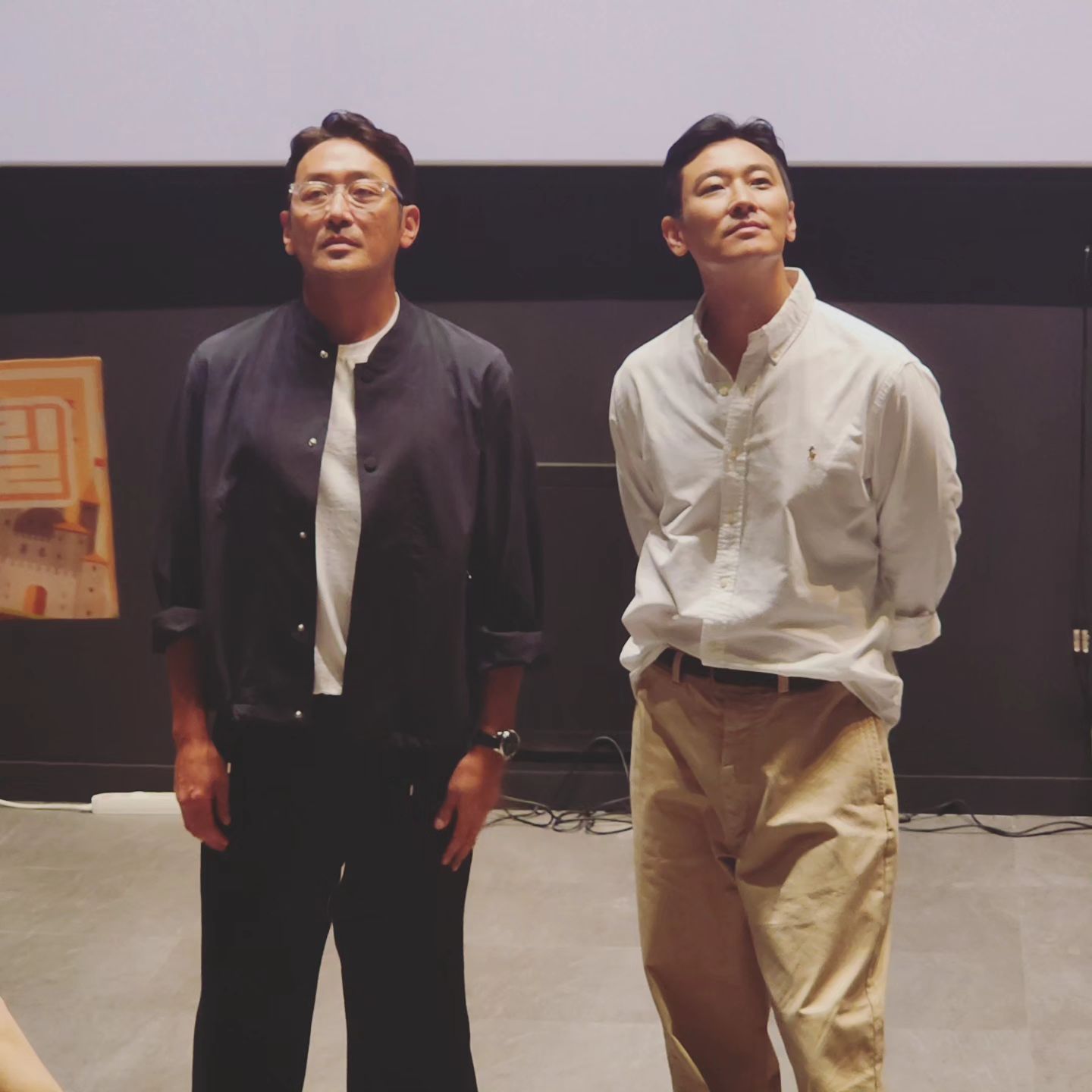 안녕하세요! 영화 리뷰쓰는 <황씨네> 입니다
오늘은 롯데시네마 <비공식작전> 무대인사에 다녀왔어요

🎬 <비공식작전>
🔴 12세 관람가
🟡 드라마
🔴 대한민국
🟡 132분
🔴 (주)쇼박스
🟡 2023년 8월 2일 대개봉❗❗

#하정우 #주지훈

우연히 무대인사 좋은 자리가 생겨서 영화를 보고 왔어요.. 전에 개봉한 <교섭>이 생각나 사실 별 기대는 안했는데, 연기만 보자라는 마음이 들었어요~ 그런데 왠 열! 스토리 잘 빠졌네? 

뭐 연기력이야 믿어보는 배우님들이니깐ㅎㅎ
개그코드도 중간중간 있고, 액션신들이 대박인 것 같아요!😍 자연스러운 연기 잘 보고 갑니다!!

관심있으신 분들은 8월 2일 극장에서 만나요🤗

<줄거리 시놉시스>

“비공식적으로? 알아서 해라? 여기는 하루하루가 지뢰밭이에요” 1987년, 5년째 중동과를 벗어나지 못하고 있는 외교관 ‘민준’(하정우). 어느 날 수화기 너머로 20개월 전 레바논에서 실종된 외교관의 암호 메시지가 들려온다. 

성공하면 미국 발령이라는 희망찬 포부에 가득 찬 그는 비공식적으로 동료를 구출하는 임무에 자원해 레바논으로 향한다. 공항 도착 직후, 몸값을 노리는 공항 경비대의 총알 세례를 피해 우연히 한국인 택시기사 ‘판수’(주지훈)의 차를 타게 된 ‘민준’. 

갱단까지 돈을 노리고 그를 쫓는 지뢰밭 같은 상황 속, 기댈 곳은 유일한 한국인인 ‘판수’ 뿐이다. 그런데 돈만 주면 뭐든 하는 수상쩍은 이 인간, 과연 함께 동료를 구할 수 있을까?

#비공식작전 #비공식작전무대인사 #롯데시네마