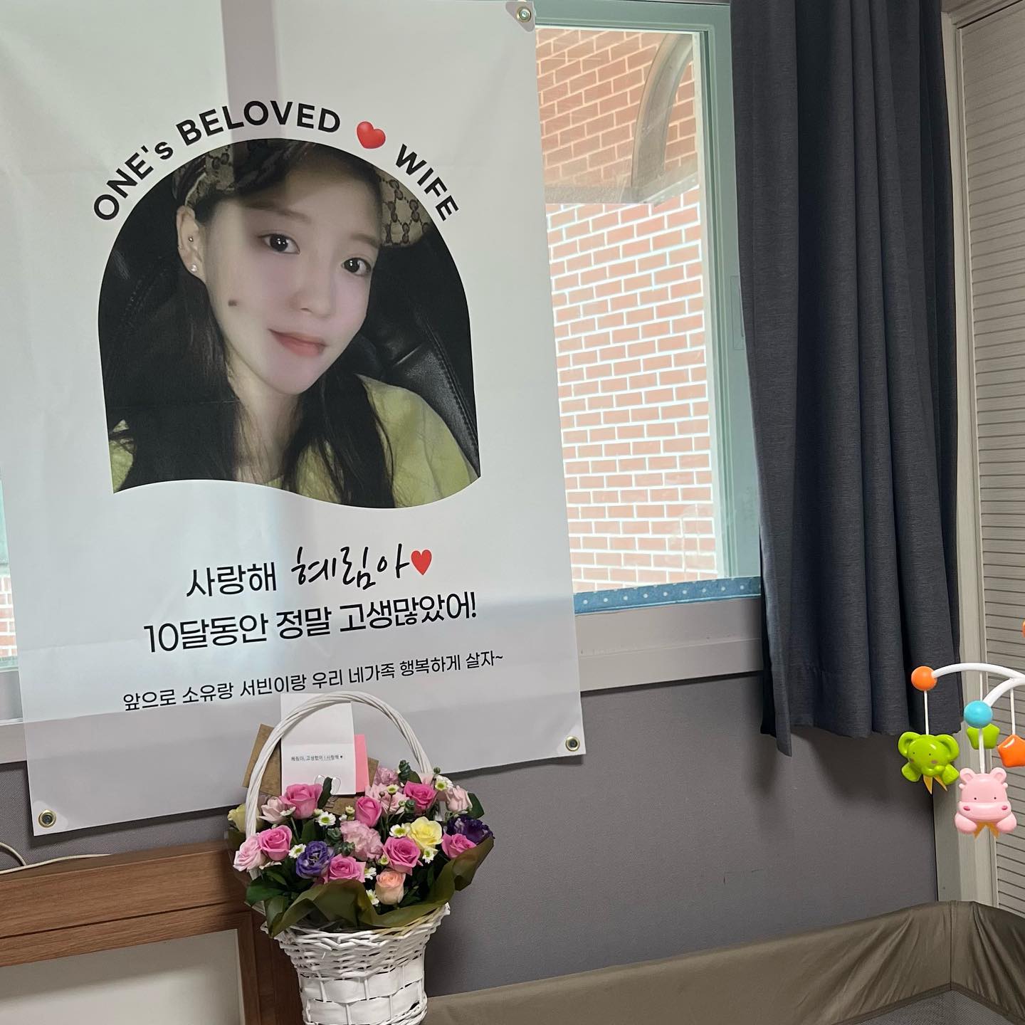 🫶🏻츤데레 남편🫶🏻
🩵🩷고맙고 사랑해🩷🩵
소유는 전화할때마다 
“애기는 언제와?” “애기는 어딨어?” 
라고 매일 물어보고 난 찾지도 않고🥲
서빈이 처음보고 ”우아 넘 기엽따“ 
“서빈이 넘 기엽다” “엄마 뱃속에서 나온거야?” 
무한반복 (●‘◡’●) 

 #신생아 #생후17일 #딸 #딸맘 #딸스타그램 #딸바보 #딸둘맘 #딸맘소통 #딸육아 #육아 #육아소통 #육아맘 #육아스타그램 #육아일상 #육아일기 #토끼띠아기 #자매맘 #임산부졸업 #네가족 #4살터울자매 #4살터울 #돼지띠 #제왕절개 #인정병원 #가족스타그램 #럽스타그램 #츤데레남편 #사랑해 #보고싶다