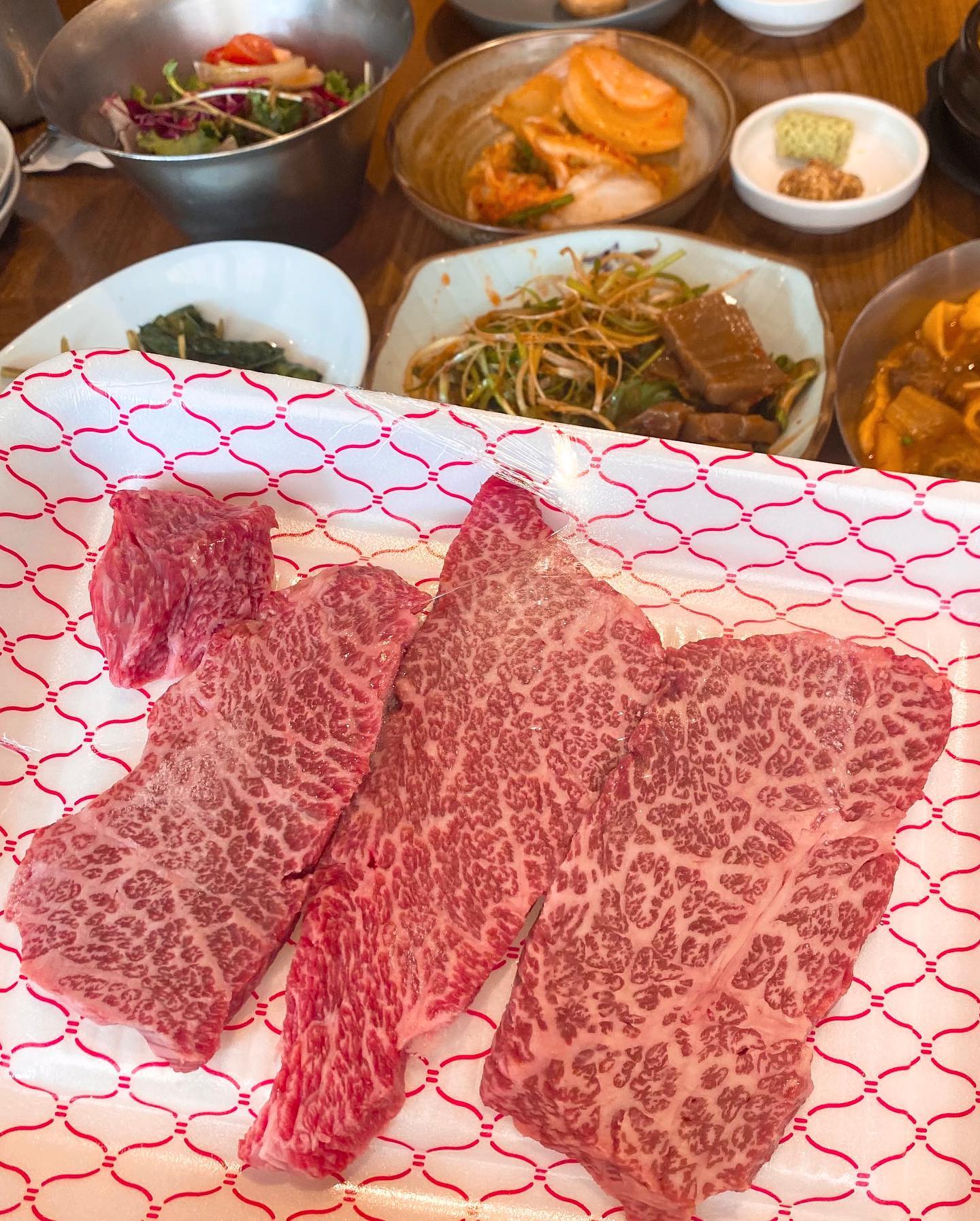 #협찬 📍다하누 송도점
어제 중복에 투뿔 한우 살치살 먹고 왔어요🤍 
다들 중복에 뭐 드셨나요!?

주차 가능하고 2층까지 있어서 쾌적하고 좋았어요! 원하는 고기를 선택하고 구워서 먹는 시스템이에요 :)

무슨 부위를 고를 지 엄청 고민하고 있었는데, 살치살을 추천해주시길래 살치살로 픽❗️
바쁘지 않으실 때는 직원분께서 구워주신다고 합니다! 맛있게 구워주셔서 열심히 흡입했어요🤍 
찬들도 잘나오고 기본으로 파스타도 나와요! 파스타에도 고기가 듬뿍 들어가있었어요! 된장죽도 시켰는데 여기에도 고기가 가득 들어있고, 밥이 양념에 잘 베여들어서 배부른데도 술술 들어갔어요🤍 가성비도 좋고 맛도 좋은 한우정육식당이었어요! 

📍다하누 송도점
인천 연수구 청량로 102
매일 10:00-23:00
주차가능 🚘

#다하누인천송도점 #다하누 #송도유원지맛집 #송도유원지 #동춘동맛집 #송도소고기맛집 #연수구맛집 #인천연수구맛집 #인천송도맛집 #송도소고기 #동춘동소고기 #연수구소고기 #송도맛집 #인천맛집 #인천소고기 #송도유원지소고기 #연수구소고기맛집 #인천소고기맛집 #인천송도소고기 #인천송도유원지맛집