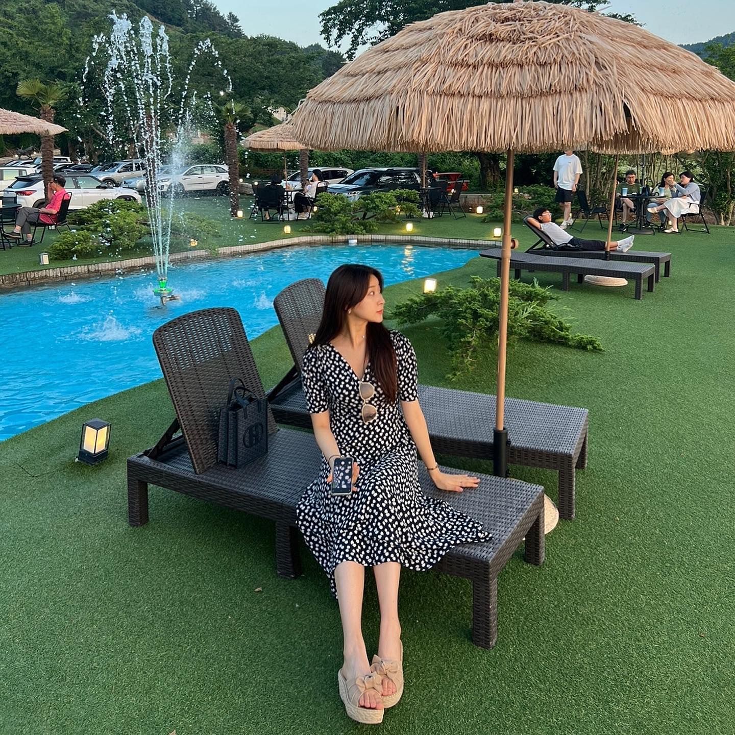 날도 카페도 너무 이뻤던🍃

부산에서 조금 떨어진 통영에 위치한
휴양지같은 카페:)

📍1971 카페