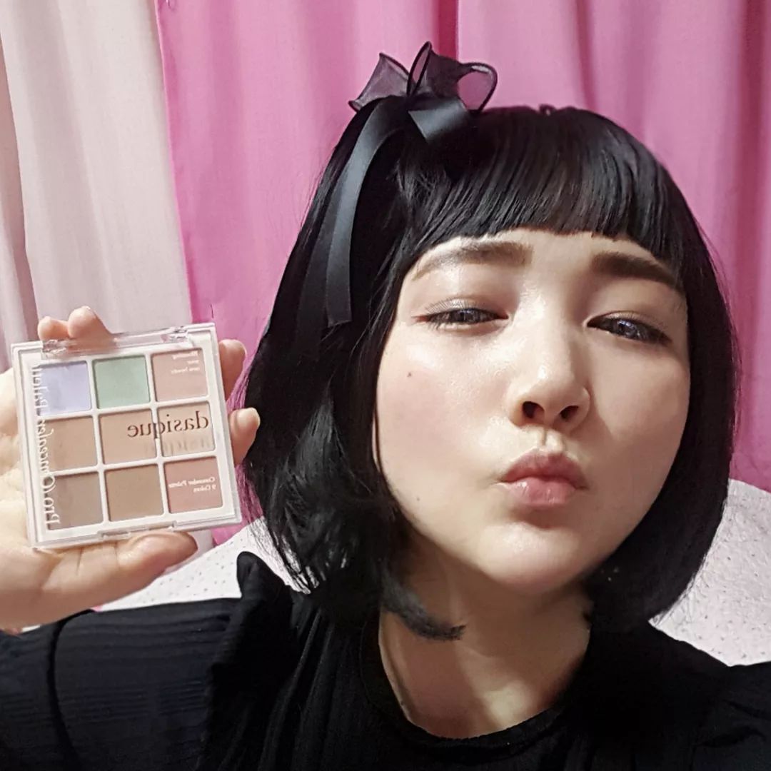 #제품제공 #파룸체험단 으로 
운좋게 사용해보고 반해버린
데이지크 프로 컨실러 팔레트
잡티커버에 , 하이라이팅, 쉐딩을 이용한 입체적인 윤곽표현을 해주면서
컬러코렉팅으로 다양한 톤보정까지
얼룩덜룩 지저분한 피부톤보정과 잡티커버에 탁월한 제품을 제대로 만난것 같아 기분 좋아요 
무겁거나 답답한느낌없이 가볍구요
끼임없이 매끈하게 연출되어 더욱 깔끔한 베이스연출이
가능해 더욱 만족했어요 #데이지크 #프로컨실러팔레트 #컨실러추천 #베이스메이크업 #컬러코렉팅 #뷰티그램 #셀스타그램 #뷰스타그램 #뷰티 #맞팔 #일상 #화장품 #베이스 #메이크업 #makeup