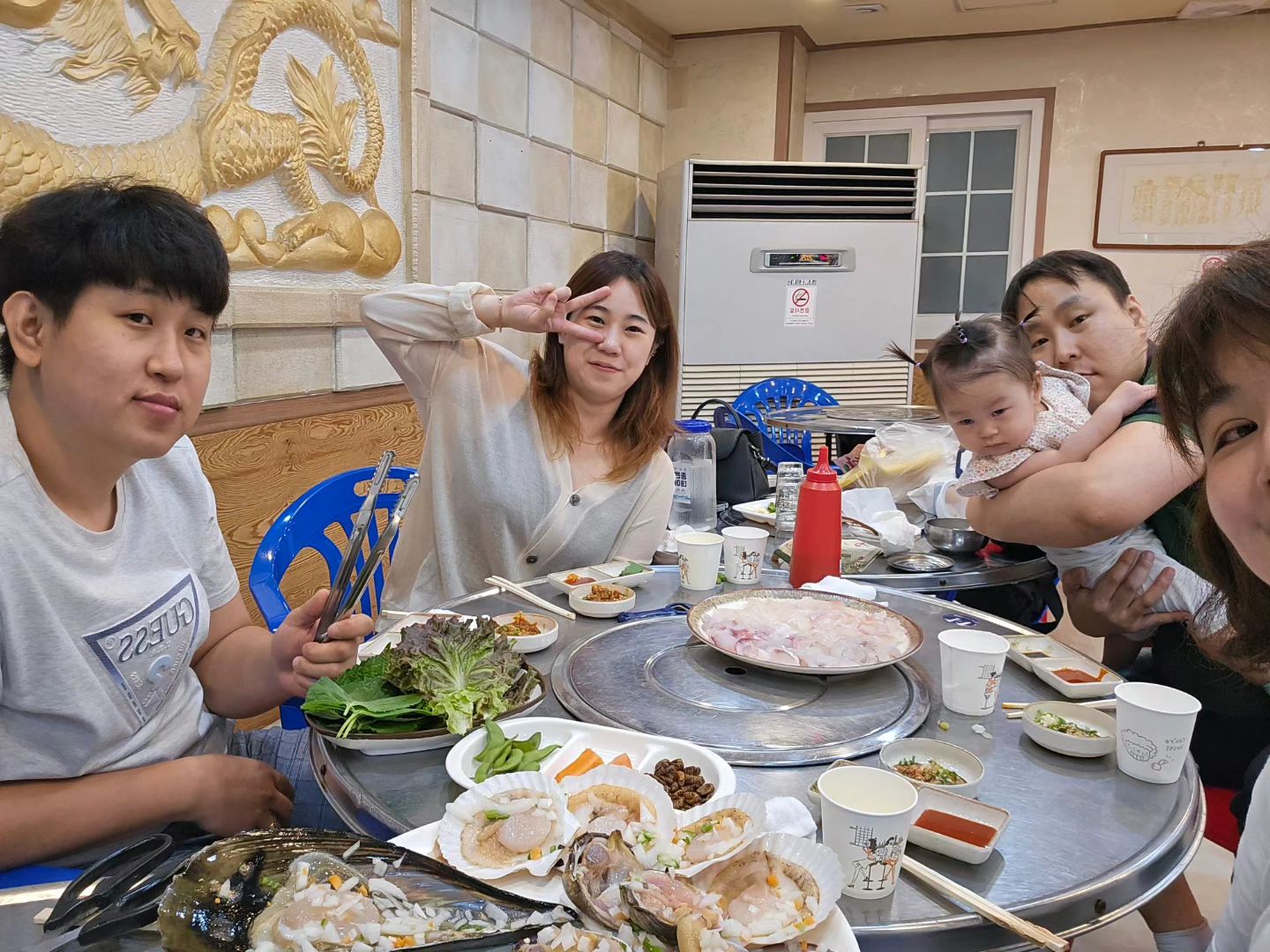 얼마만에 먹는 회냐
얼마만에. 먹는 조개구이공
욱이랑 욱이여친이랑🙂
일산지에서~~~~~~좋그만

#일상기록 #일산지조개구이 #먹스타그램 #친목다지기 #좋아요