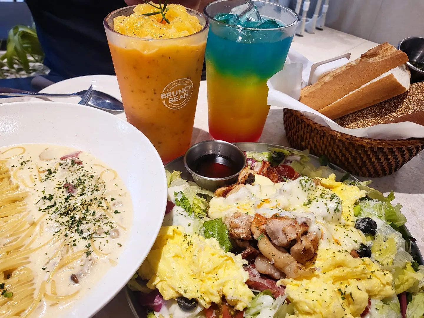 #협찬 이지만 대만족🙉💓
진짜 진짜 맛있게 브런치 먹고 왔어요~~~~🍴
평소 브런치 먹으러 가면
남편은 뭔가 허전하다고 아쉬워하곤 했는데
브런치빈은 양이 정말 푸짐해서
대만족이었어요! 저희는 미트러버 플래터를 맛보았는데
이거 다양한 고기로 꽉 찬 구성이라
남자분들도 좋아할 맛입니당🤣
꾸덕꾸덕한 파스타랑 칵테일도 맛도 양도 훌륭했어요🥹
쩝쩝부부에게 딱이었던..❤️‍🔥
아 신메뉴로 🍗바베큐 플래터🍖도 출시됐는데
폭립에 닭 다리에 각종 고기 공격으로 육식파 소리 질러~~🙌
넓고 쾌적한 매장에 아기의자도 준비되어 있어서
아이 동반 방문도 너무너무 좋을 것 같아요👨‍👩‍👦
.
.
#브런치빈 #브런치빈평택점 #평택브런치 #평택브런치카페 #평택카페 #평택맛집 #평택파스타 #평택데이트 #평택소사벌카페 #소사벌카페 #소사벌브런치 #소사벌브런치카페 #소사벌파스타 #소사벌맛집 #평택브런치맛집 #아이동반식당 #맘스타그램 #평택맘