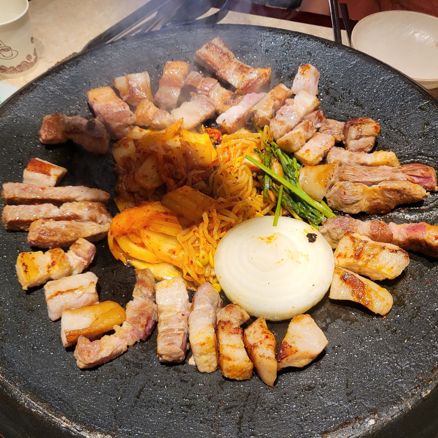 🥩 인천 구월동 '오복 솥뚜껑'

🥩 인천 구월동 솥뚜껑 삼겹살 맛집인 '오복 솥뚜껑'에 다녀왔어요!

🥩 삼겹살과 구운김치 조합은 언제나 최고인것 같아요!

🥩 저희는 솥뚜껑 한판(29,700원) 과 비빔냉면 (7,000원) 을 먹었어요!

🥩 둘이 먹기에 충분한 양이어서 너무 만족스러웠어요!

🥩 가성비 좋고 맛도 좋아서 정말 추천 하고 싶은 삼겹살 집이예용!

🥩 위치는 구월동 로데오 광장에 있어서 찾기도 편하답니다.

🥩🍴 위치 : 인천 남동구 인하로489번길 28

#오복삼겹살 #구월동맛집베스트 #구월동맛집추천 #구월동삼겹살 #구월동삼겹살맛집 #구월동고기맛집 #인천삼겹살맛집 #구월동로데오맛집 #구월동로데오거리 #구월동로데오맛집 #구월동로데오맛집추천 #인천터미널맛집 #인천터미널역맛집