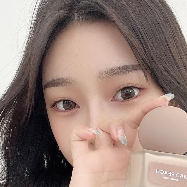 박영서 on Instagram: "#제품협찬 매일 사용 중인 매드피치 스타일핏 파운데이션 !! 크기도 한 손에 쏙 들어오고 동글동글한 뚜껑에 매트한 유리 보틀이 너무 예뻐서 다 쓰고도 공병 인테리어하