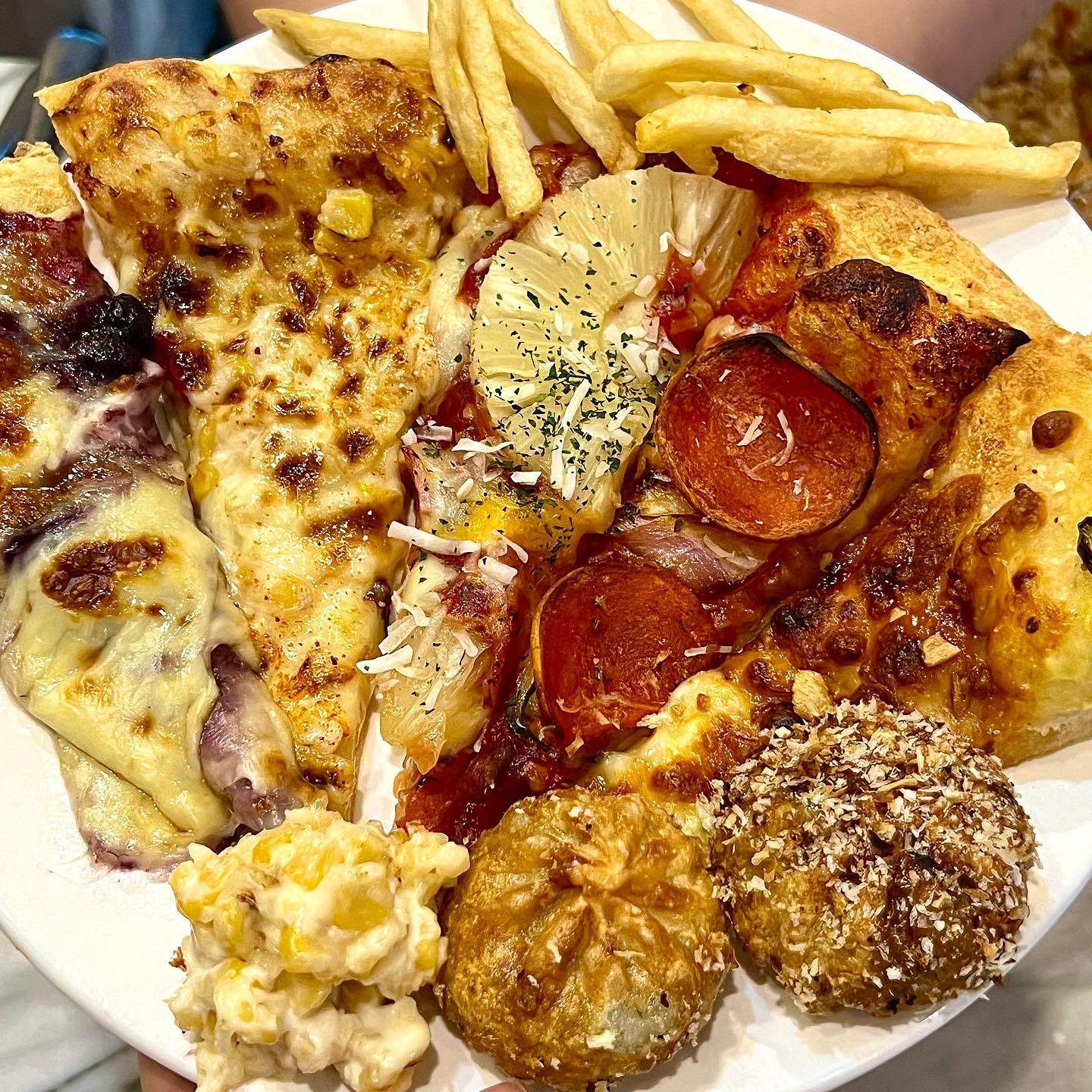#협찬 모든 🍕피자🍕를 섭렵하겠어(=ↀωↀ=)✧
퀄리티 높은 피자뷔페 #피자몰nc대전유성점 

피자몰이 유성에 상륙했어요🛩 유성 NC백화점에 위치한 #피자몰 입니다.
#피자뷔페에 샐러드바까지 있으면 너무 행복하죠 9종의 피자와 사이드, 스프, 샐러드, 디저트까지✨퀄리티 높은 피자맛집이에요.

하와이안풀문, 아메리칸수프림 피자 등 토핑이 많이 올라가 있고 엄청나게 맛있어요! 바로바로 나오는 피자라서 치즈가 주~욱🧀 따끈하게 먹을 수 있어요

하와이안 치킨, 텍사스 칠리 프라이 등 일반 뷔페에서 못먹어 본 사이드도 잔뜩!

주말 기준 17,900원밖에 안하는데도 다양한 메뉴를 즐길 수 있다니🤤 피자도 맛있어서 제가 한판은 먹은 것 같아요!

갓성비 뷔페 #피자몰유성점 에서 주말 즐겁게 보내보세요!

🌱평일런치 12,900원
🌱평일디너 15,900원
🌱주말 17,900원
🌱초등학생 이하 9,900원
✨주말에 특별메뉴 있음!

📌피자몰 NC유성점
🔹위치: 대전 유성구 계룡로 119 NC대전유성점 9층
🔹영업시간: 11:00 - 21:00
전화번호: 070-4735-1239

#유성온천역맛집 #대전NC백화점맛집 #피자뷔페 #샐러드바 #미국식피자 #유성맛집 #대전피자 #유성피자 #먹스타그램 #먹스타 #먹팔 #먹팔맞팔 #먹스타맞팔 #먹팔해요 #대전핫플 #유성핫플 #피자스타그램 #대전뷔페 #유성뷔페 #유성구맛집 #피자몰NC대전유성점
