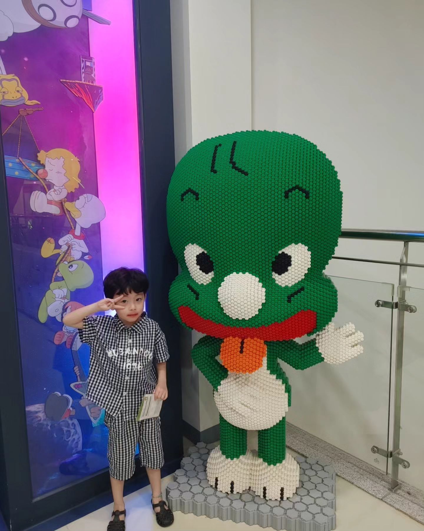 오랜만에 재방문한 둘리뮤지엄!!
아가아가할땐 모가몬지 관심도 없었는데
이제야 제대로 즐길 줄 아는군~~ㅎㅎ
둘리를 모르는 세대임에도 좋아하니
신기방기!!ㅋㅋ
다음엔 버스타고 오다 좀더 일찍 내려서 둘리거리
곳곳을 모두 
둘러보기로 함!!^^