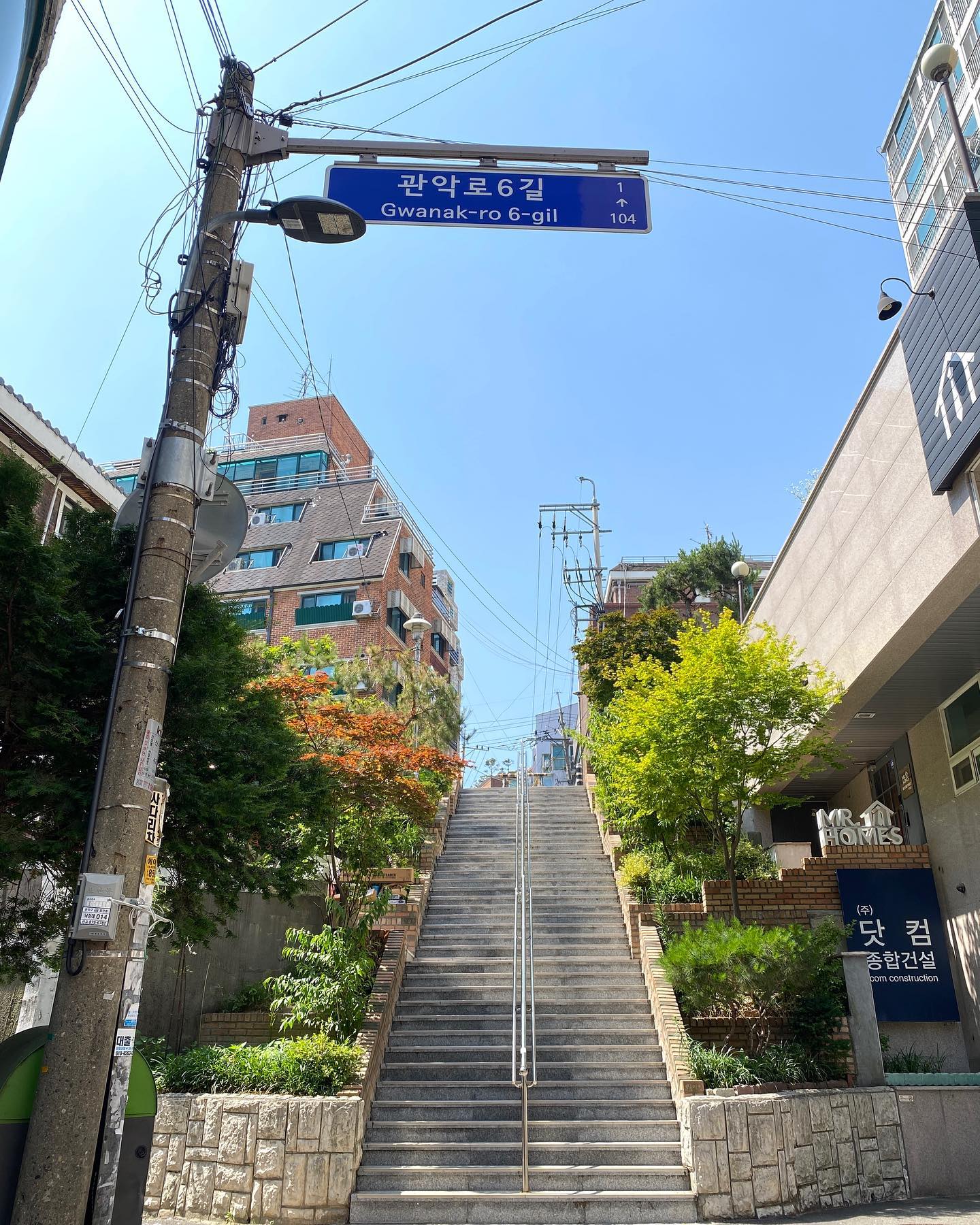 뜬금없지만 우리동네 낮과밤 자랑😎
예전부터 느꼇지만 오밀조밀 예쁜 곳이 참 많다ㅎㅎ
책 표지 일러스트 같달까💕