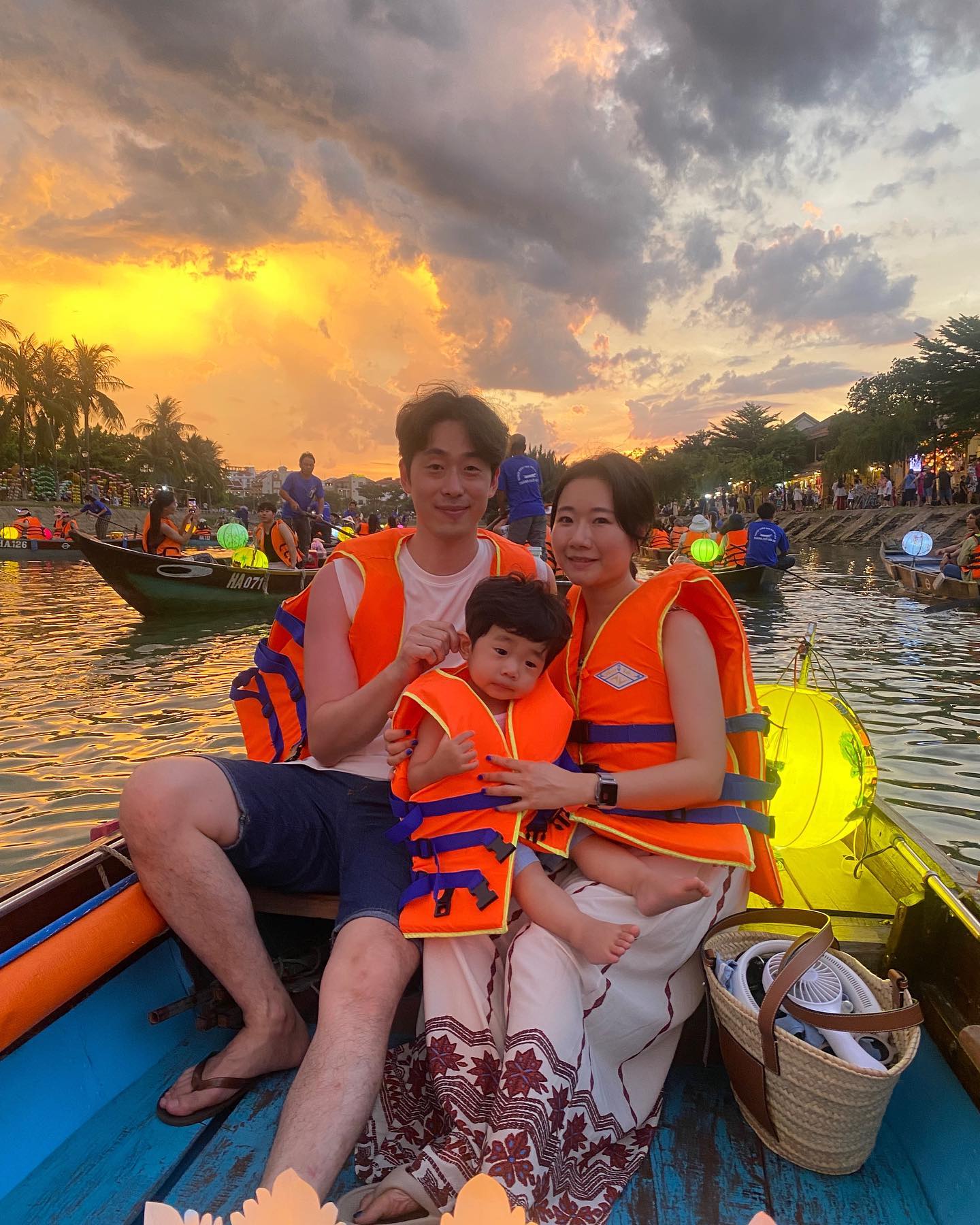 ⠀
아름다운 곳에서 우리셋👨‍👩‍👦🩷
호이안은 정말 넘나 내스탈이야
호이안과 사랑에 빠짐🌉

#호이안여행
#호이안올드타운
#호이안소원배