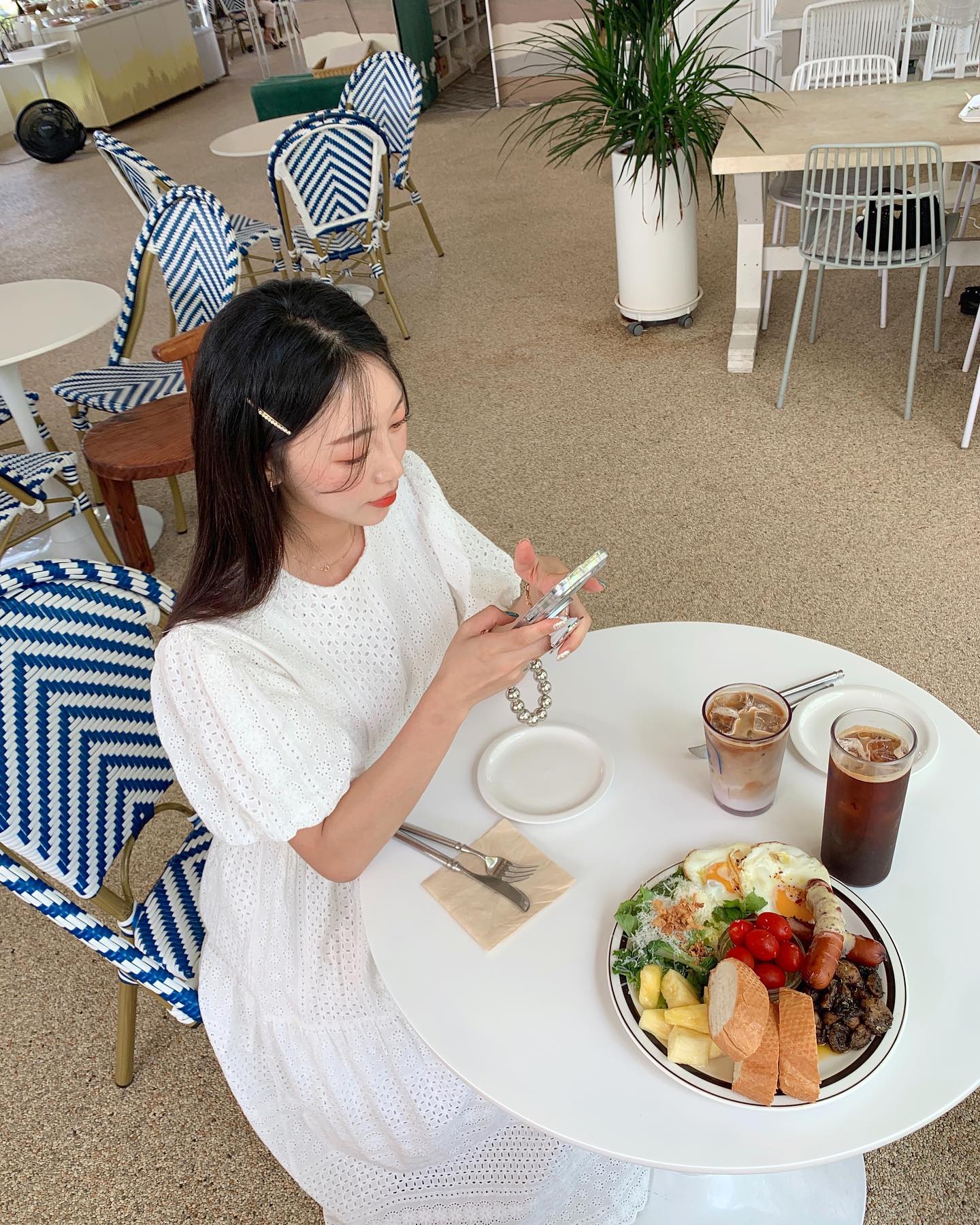 ⠀
맨날 나 사진찍어주고 눈치보는애랑🤣💚
#브런치타임
나도 요즘 좁고 느낌있는 카페보다
넓고 푸릇푸릇한곳이 좋은데
우리 진짜 나이 들어가나봐,,👅
#매월동카페#매월동#헤이블루#헤이블루카페
⠀