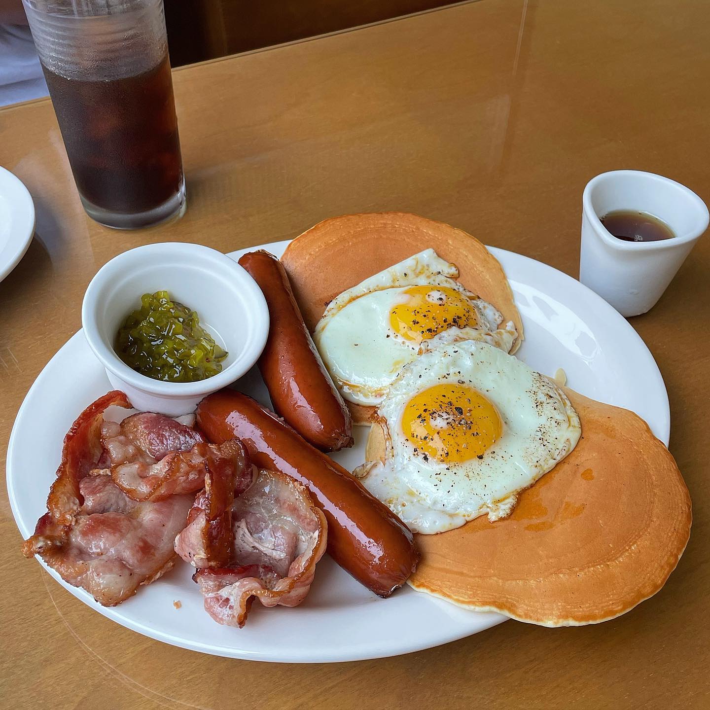 오늘은 아메리칸브런치먹으러 다녀왔어요~
예전에 백종원아저씨가 뉴욕에서 
LUMBER JACK 먹는 영상을 본적이 있어서 
뉴욕경험있는 남편한테 먹어보고싶다 한 적이 있었거든여
뉴욕은 당장 못가지만 집근처에 있길래 다녀왔어요!

가게에 들어서자마자 인테리어, 가구, 소품들이 
아메리칸스타일이구나 싶을 정도로 분위기가 좋더라구요.
(남편은 추억젖음) 

저희는 
•럼버 잭
•치킨와플
•그릴드치즈토스트
•아메리칸커피(아이스)

먹었는데요, 

•우선 럼버잭은 그래도 조금은 익숙한 조합이잖아요 
뭐 당연 맛있을 수 밖에없는 조합✨ 

•치킨와플이 정말 특이했어요, 저는 이건 처음먹어봤거든요, 
와플과 치킨을 한입크기로 잘라서 한번에 먹는 
처음먹어보는 조합:) 미국식 치킨이 너무 맛있어서 
저는 이게 제일 1등메뉴!

•그릴드치즈토스트는 굉장히 바삭하게 
구워징 빵사이에 녹아있는 치즈가 굳기전에 먹는 것이 포인트!

사실 샐러드랑 같이먹었으면 더 좋았을 것 같았는데,
하필 오늘 샐러드가 안된다고 해서 못먹어서 아쉬웠어요;)

아메리칸브런치 하고싶으신분들
한번 다녀와보시면 좋을 것 같아요🤍

🏷️Good Times Club
대전 월평동