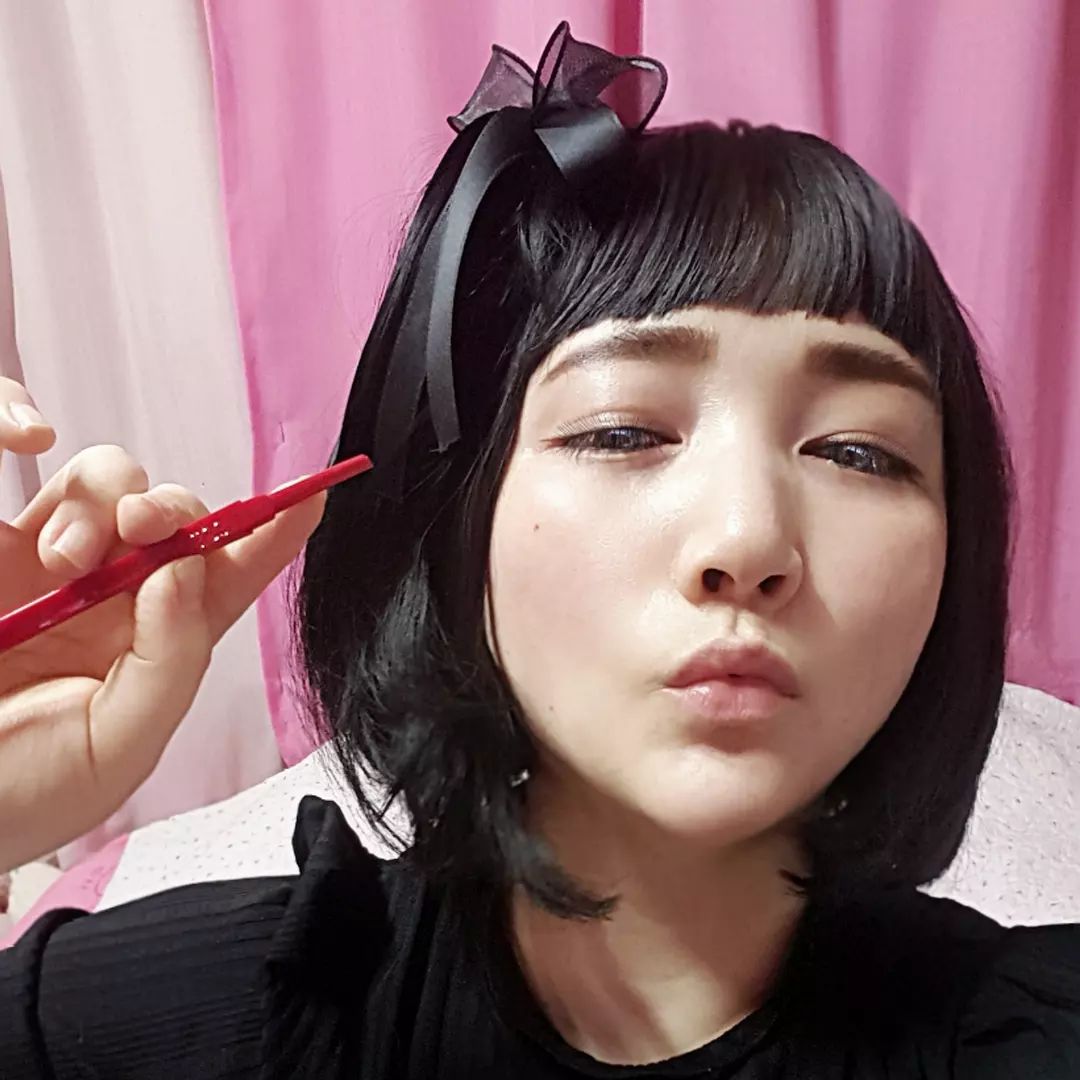#제품제공 으로 만나본 #민스코아이브로우
#파룸체험단 으로 만나본 2023 상반기 뷰티어워드 1위 선정 아이템 답게 퀄리티 대박
슬림 삼각 쉐입으로 초보자도 쉽고 안정감있게 브로우 드로잉이 가능했구요
하드 매트 포뮬라의 완벽한 텍스처 밸런스로 부드럽게 그려지네요
혁신적인 슬림 삼각 쉐입 디자인으로 초보자도 쉽고 안정적으로 브로우 드로잉이 가능한데요
얇은 펜슬의 섬세하고 또렷한 선표현과 두꺼운 펜슬의 빠르게 채우는 면표현 방법을 모아주었다는거죠
슬림하게 표현할 곳과 도톰하게 채워줄곳을 각각의 부분으로 표현하고 브러쉬로 풍성하게 결까지 살려주니더욱 자연스러운 연출이 가능해서 좋았어요
#더브로우 #더브로우밸런스펜슬 #민스코브로우 #요즘브로우 #에스쁘아 #눈썹그리는법 #셀스타그램 #뷰티그램 #뷰티 #눈썹화장 #맞팔 #일상