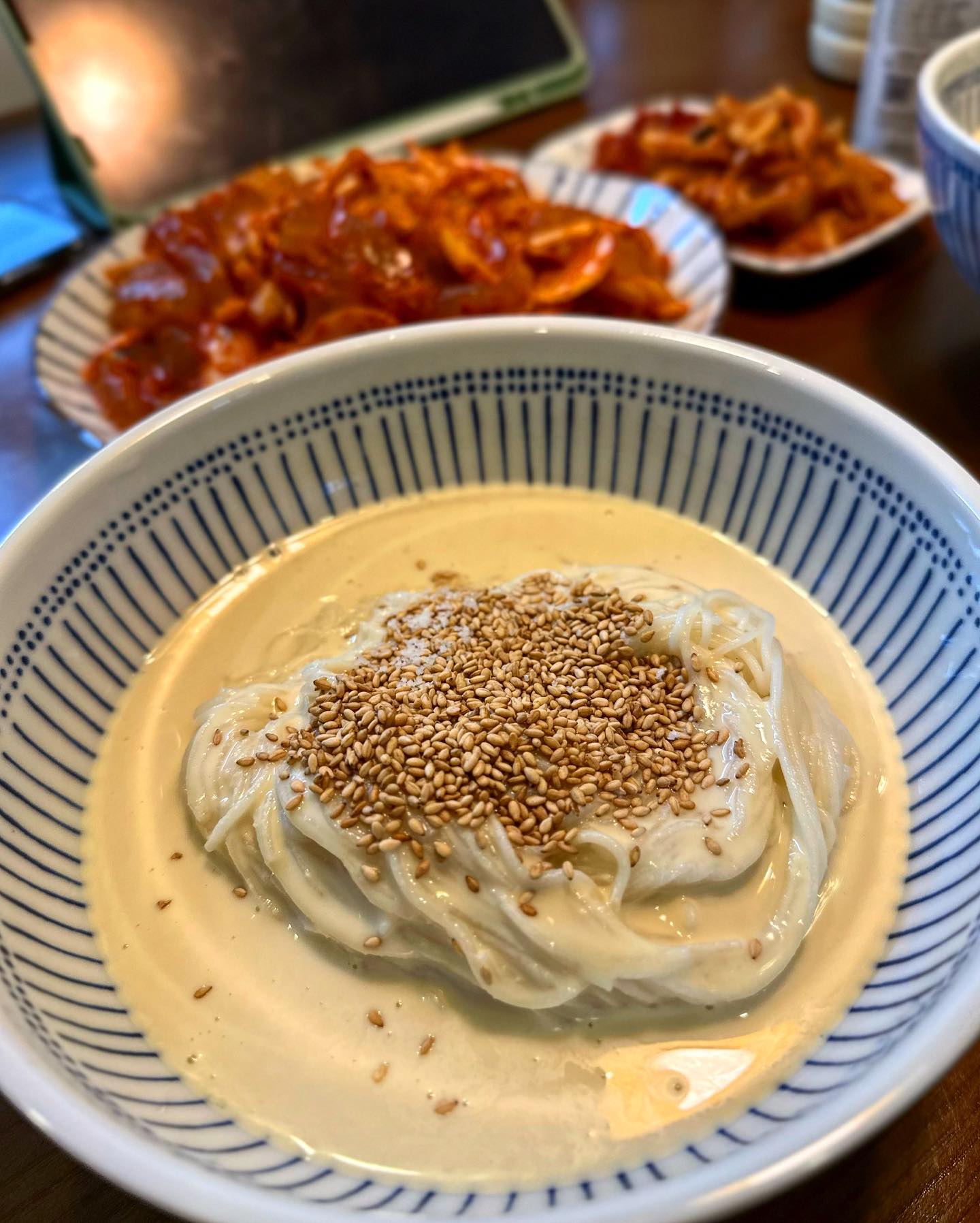 비오는 날엔 집에서 국수파티!
시장에서 사온 진—-한 고소각 콩국과 우디가 만들어준 묵비빔국수😋 완전 환상❤️
콩국수 먹다가 느끼해진다 싶으면 바로 매콤새콤이 비빔국수 먹으면 아주 조화롭다구? 이것이 #방구석 #휴가 #😋 
.
.
.
#콩국수 #콩국 #비빔국수 #우뭇가사리 #냠냠 #비오는날 #먹부림 #먹팔 #food #foodlike #먹스타맞팔 #우디요리 #🍳