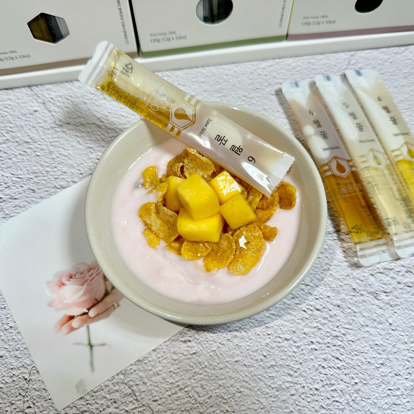 달콤한 꿀로 달달하고 몸에도 좋은 디저트 완성🐝💖

‘이삭꿀벌농원‘ 에서 꿀선물세트를 보내주셨어요!
4월 단풍나무 사과나무 진달래
5월 아카시아 찔레나무 때죽나무 
6월 밤감로 야생화꿀 
이렇게 3종세트 인데요🙌

천연벌꿀로만 100%담은 꿀인데다
패키지가 너무 예뻐서 선물 하기에도 딱이더라구요 :)
천연 벌꿀은 천년이 지나도 썩지 않는다고 할 정도로
항산화에 아주 좋답니다!👍

✅아카시아
향이 부드러워 어느 음식에도 잘 어울리고 당도가 높아 당떨어질때 챙겨먹기 아주 좋아요. 특히 성장기 어린이에게도 너무 좋은 꿀이랍니다

✅감로
항산화 물질이 특히나 더 많이 함유되어 있어 배탈이 났을때 먹기 좋은데다 향이 진하지 않은 순한 꿀이라 평소 꿀을 즐겨먹지 않는 분께도 추천드릴 수 있어요

✅밤
각종 비타민과 미네랄이 4배 가량 함유 되어 있어 영양학적으로 매우 이로운 식품이랍니다 

우리 달달하고 맛있게 먹으면서 건강도 챙겨 보아요~~!!😍💛

▶️ 2saac_honey_songyee 

.
.
.
.

#이삭꿀송이 #꿀스틱 #선물세트 #꿀추천 #꿀 #아카시아꿀 #밤꿀 #감로꿀 #천연꿀 #답례품 #벌꿀스틱 #꿀선물세트 #이삭꿀벌농원 #디저트 #홈디저트 #홈쿡 #간식 #오늘뭐먹지 #먹스타 #먹스타그램 #먹스타그램🍴