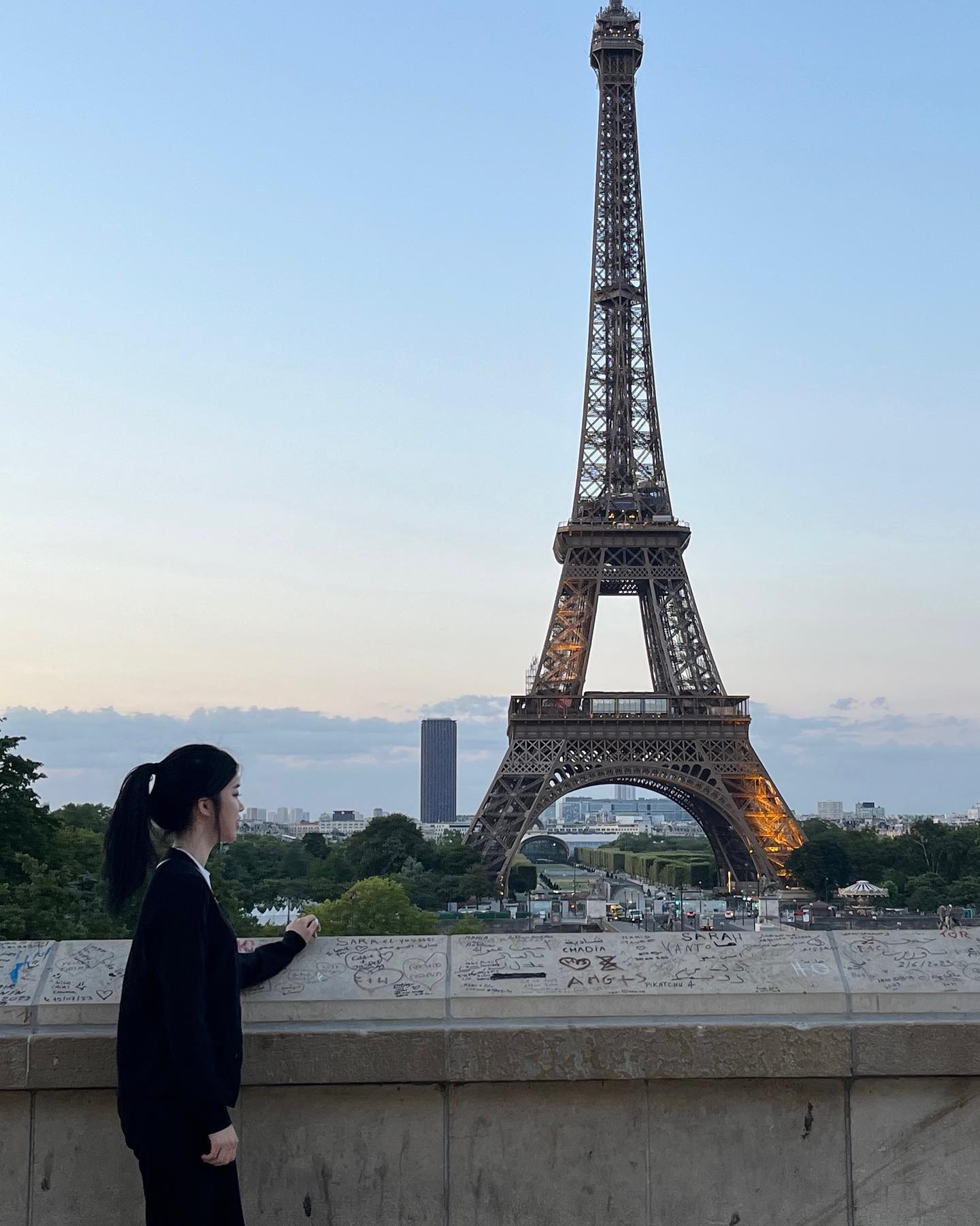 5:58am at trocadéro square to discuss the terms of the upcoming duel 🇫🇷