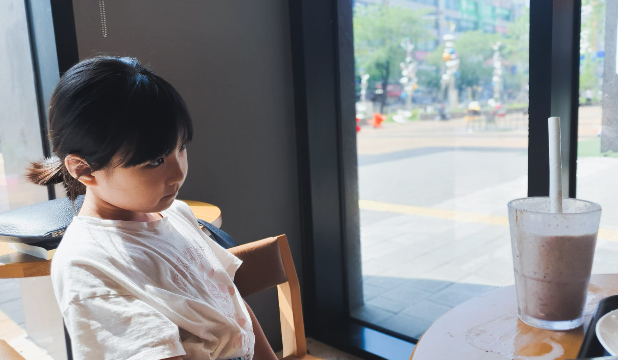 이녀석들과의 카페

첫째  딸이  둘째 딸에게  손님들 테이블 위에 쟁반이 있는데 그 위에 영수증을 훑어보고 오라 했다.

어른들이 실제로 무엇을 주로 먹는지 파악하고 싶었던 것이었다.

그날 밤 집은 요란했다.
첫째 딸이 건조 다이에 이불 덮어 사각형태의 건물흉내를 내었고 카페를 차린 것이었다.

간판은 가관이었다.
[엄마 아빠 힘내세요! 아메리카노]

할머니, 나, 아내 가족 모두 커피가 마치 콜라처럼 공기 방울이 올라와  뭔가 잘못 만들어진 것 같아 못사먹겠다고 했더니..

한참 후에 둘째 딸 소이가 첫째 딸 카페 주인장에게 말했다.

"언니.. 우리  이러다 굶어 죽겠어.."

첫째 딸 하이
"내가 만든 카페 뒤에  멜로디언  있어. 그걸 연주해봐~  똑바로 못할거면 엄청 시끄럽게 연주해봐! 그래야 우리가 살~지!"

여기서 나는 생각했다. 건강한 자본주의란 무엇일까? 물물교환보다 효율적인 지폐에는 죄가 없다.  사람이 사람에게 사기만 치지 않았으면 좋겠다는 생각을 했다. 적어도 둘째 딸이 선생님에게 인정받고 칭찬받은 피아노 실력을 부모에게 감동시켜  커피를 팔도록 한 이 작전은  상대와 내가 모두 행복해지는 교환이었다.

아주 원초적인 이야기이지만 나는 계속 애들을 보며 생각에 빠지고 있다.