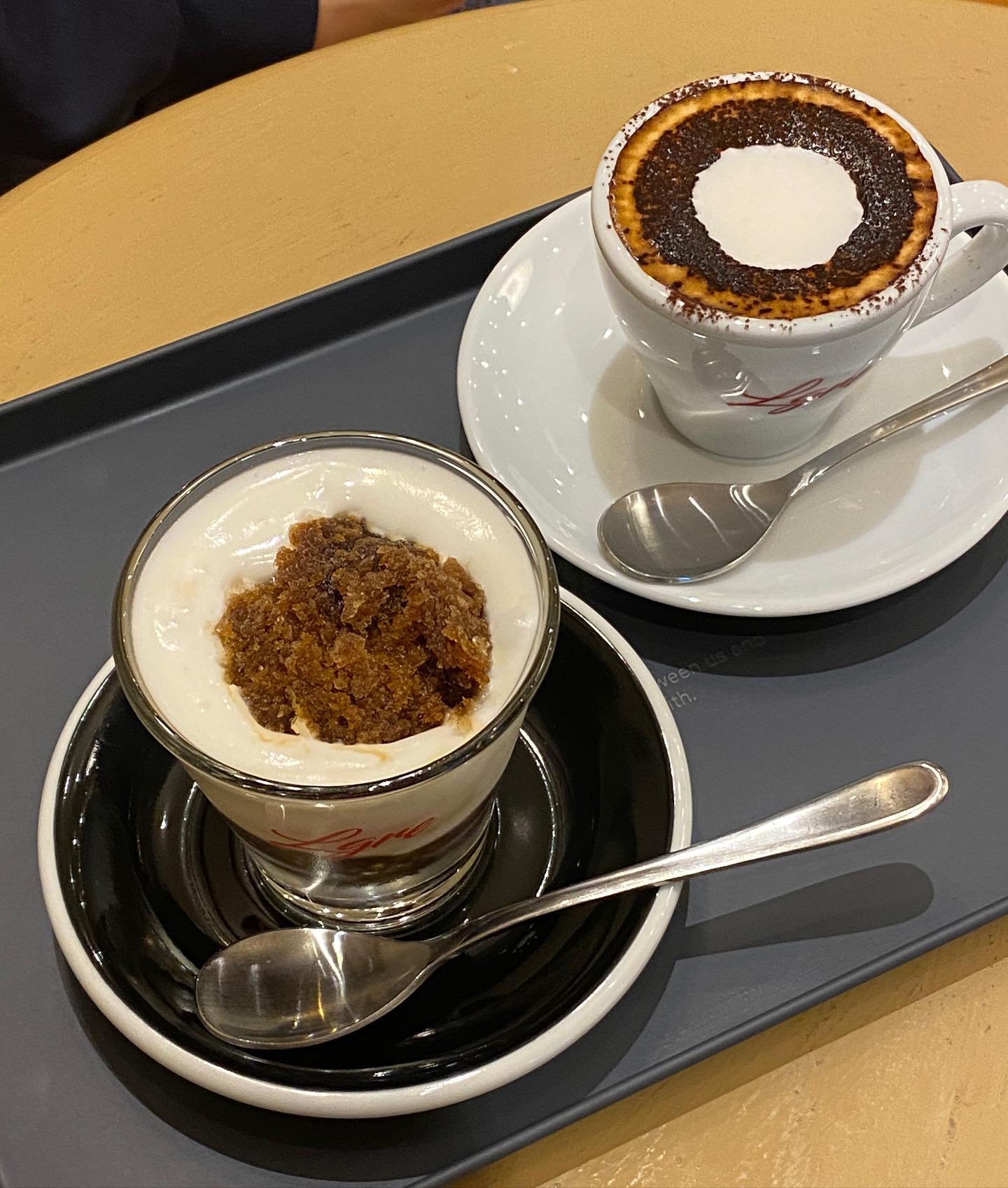 갑자기 내리는 비 피해서 에스프레소바🍨 생각보다 맛있어서 신세계ㅎ 트렌드에 뒤쳐지는 편;; 
___dazzler_r 언니 손톱 사망해쪄^^
.
.
.
#송도 #송도카페 #엘그레에스프레소바 #엘그레 #송도엘그레 #에스프레소바 #주말 #일상 #송도데이트 #비오는날
