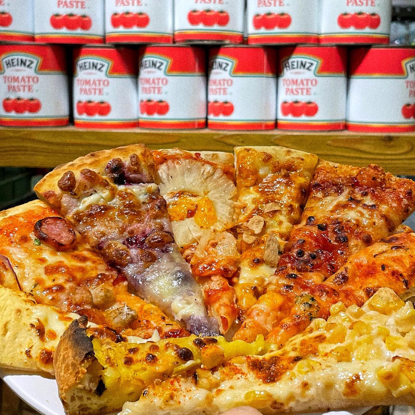 #협찬
🍕 피자몰 nc수원터미널점
📍 경기 수원시 권선구 경수대로 270 6층

피자 뷔페의 끝판왕 피자몰!
다들 한번씩 방문해보신 기억 있으시지용~?😘

가격도 착한데 이 많은 종류의 피자와 샐러드
디저트와 음료까지 모두 무제한이라니
이게바로 갓성비쥬👍🏻

평소에 치킨보다 피자파라서
피자몰을 자주 이용했었는데요!
이번에 신메뉴들이 많이 나왔더라구욜😍

크런치 갈릭 슈림프, 블루베리 크림치즈, 
하와이안 풀문, 아메리칸 수프림
다들 토핑이 진짜 장난없고ㅠㅜ
저는 특히 블루베리크림치즈가 피자몰에서만 느낄수있는 묘한 매력의 피자라고 생각했어요!
피자에 블루베리..? 싶지만 달달하면서 크림치즈의 부드러움이 왜이렇게 잘어울리는지🥹

피자 외에 요리 코너에도 신메뉴들이 출시되었는데요!
기존 치킨과는 또다른 매력 하와이안 치킨! 달달한 소스가 입맛을 아주 돋구고 치킨은 왜이렇게 또 부드러운지🙌🏻

역시 디저트도 놓치지 않는 피자몰!
알로하와이안펀치와 망코케이크, 코코넛 브라우니까지
마지막 당충전, 어디 갈 필요없이
피자몰 한군데서 다 끝낼수있다는게 진짜 최고🥹🥹🩷

피자도 맛있고 요리도 맛있구 디저트까지 맛있는
피자몰 오랜만에 어떠신가용~?✨

#피자몰nc수원터미널점 #수원터미널맛집 #수원nc백화점맛집 #피자뷔페 #샐러드바 #미국식피자 #피자맛집 #피자몰신메뉴 #피자몰🍕 #수원피자맛집 #수원뷔페추천