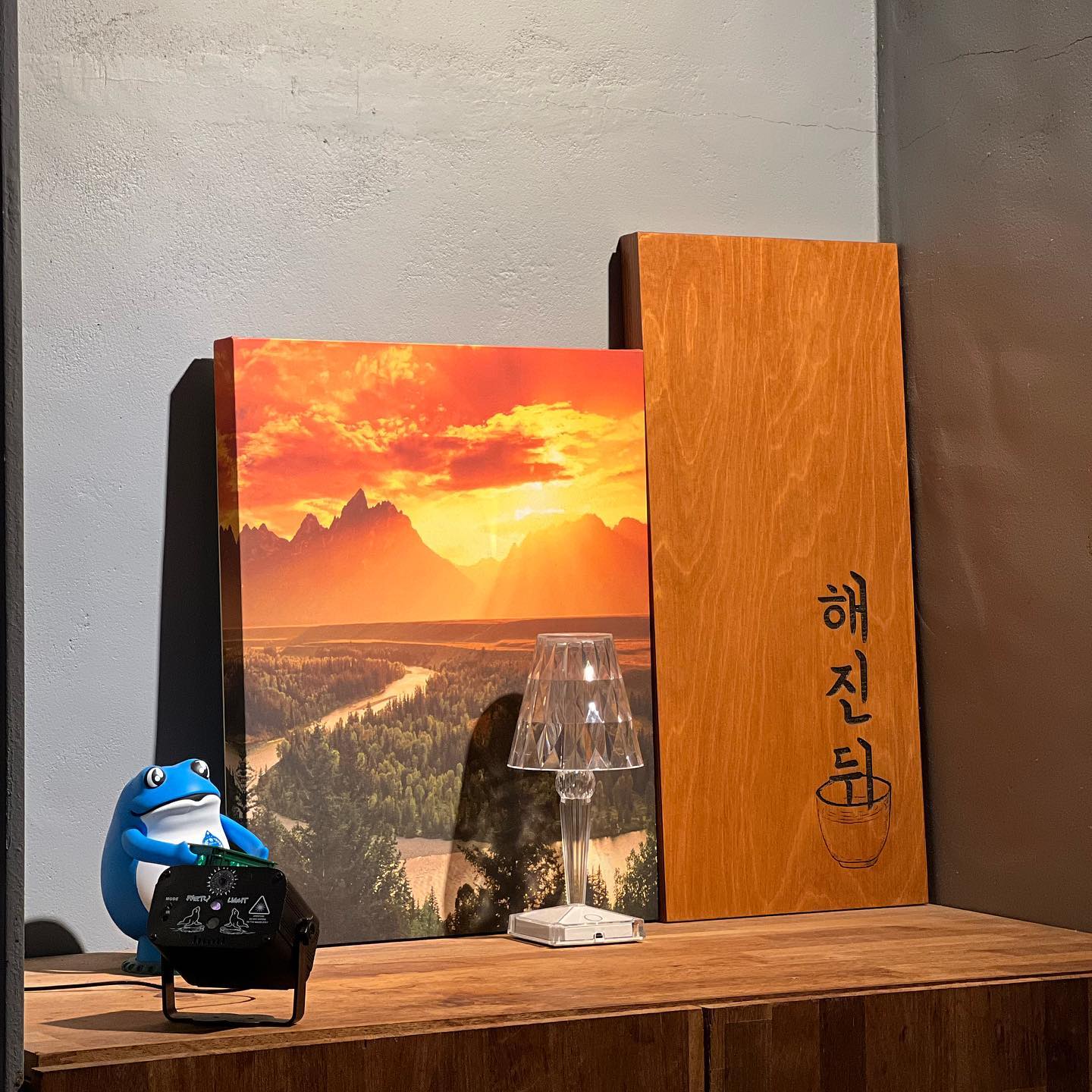 #망원 #한식오마카세 #해진뒤
haejindwi
‼️캐치테이블 예약 필수
🤍1인 45,000원
🍾1인 1주류
🥣분기별로 바뀌는 코스
1. 게내장크림 - 입맛 돋아주는 에피타이저
2. 연근부각 위 창란젓
3. 오크라부각-처음 먹어봤는데 식감 재밌고 김부각과 비슷한 맛
4. 촉촉한 두부구이 위 뿌려진 레지아나치즈와 깍두기 - 술길을 열어주는 따뜻하고 촉촉한 두부에, 아삭한 김치
5. 어쩜 이렇게 부드럽냐 항정살 수육이. 깔끔한데 깊은맛 된장에, 톡쏘는 강원도느낌 묵은지, 파김치, 마늘,파장아찌.
진짜 너무 맛있어서 단일 메뉴로 먹고 싶었음
6. 송이버섯, 목이버섯 솥밥에 올라간 닭허벅지살구이는 최고조합이다.
닭이 있어 유린기소스를 만들어보셨다고…
유린기소스에 슬슬 비벼먹으니 천국
7. 마지막 보석함은 후식이다.
뻥튀기 사이 하겐다즈 딸기 🍓
퍼포먼쓰 완벽하구요
술먹으면 아이스크림 땡기는데 뻥튀기가 딱 잡아주니 너무 좋아요
배불러 배불러
옆자리 사람들도 배 터질거같다고 ㅋㅋ
술이 술술 들어가는 조근조근한 사장님의 입담까지 제대로 즐기게되는 곳.
목금토 10시부터는 #뒤진뒤 로 운영하신다는게 킬포 ㅋㅋㅋ
넘나 와보고 싶은 마음 굴뚝
전통주 좋아한다면
한식 오마카세 즐기고 싶다면
꼭 방문해보세여오오
🚻화장실 ⭕️