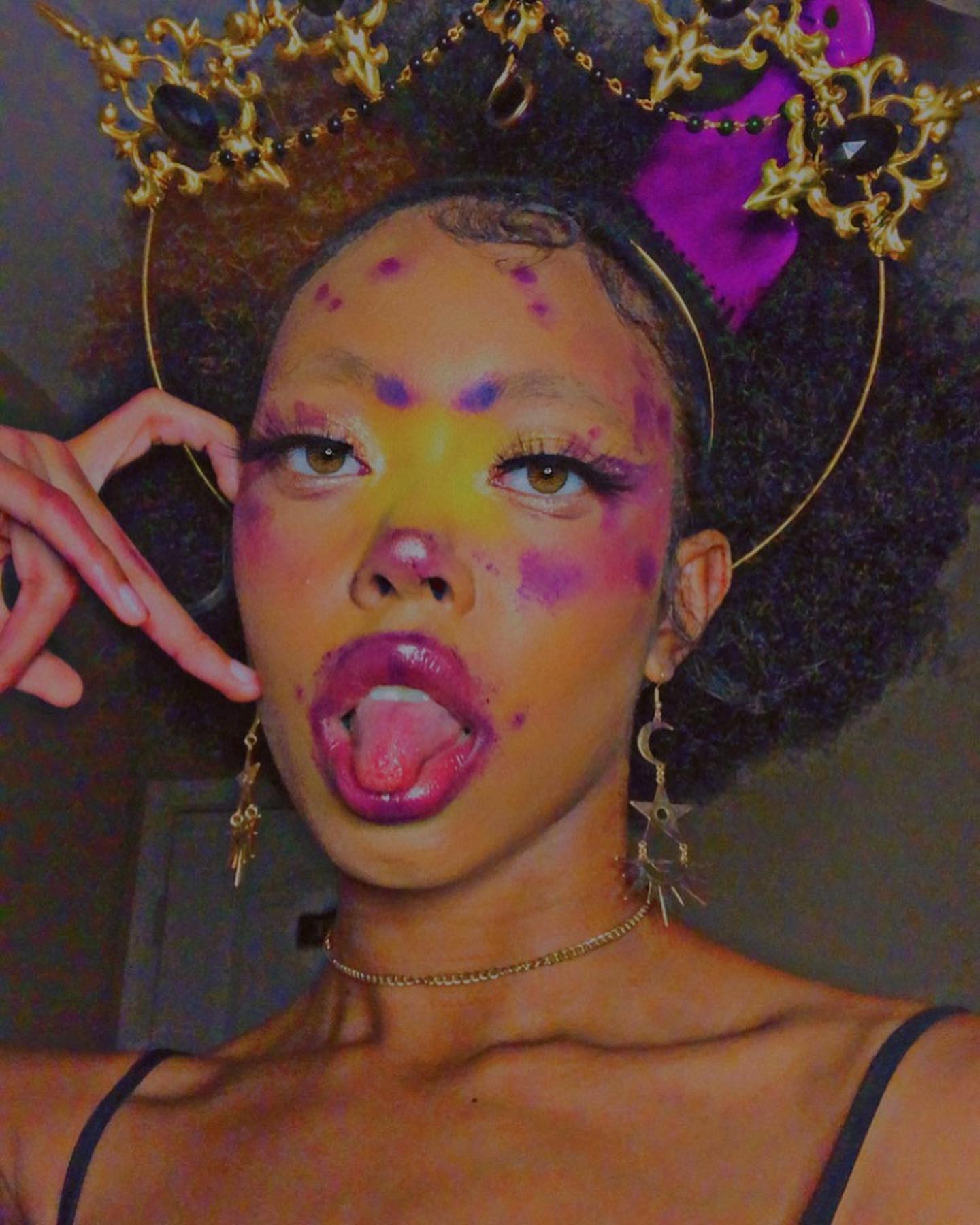 Just some fun pics ☆
#beauty #makeup #makeupoftheday #tuesday #dressup #promdresses #blackgirls #blackgirlmagic #fun #idk #whyamilikethis #filter