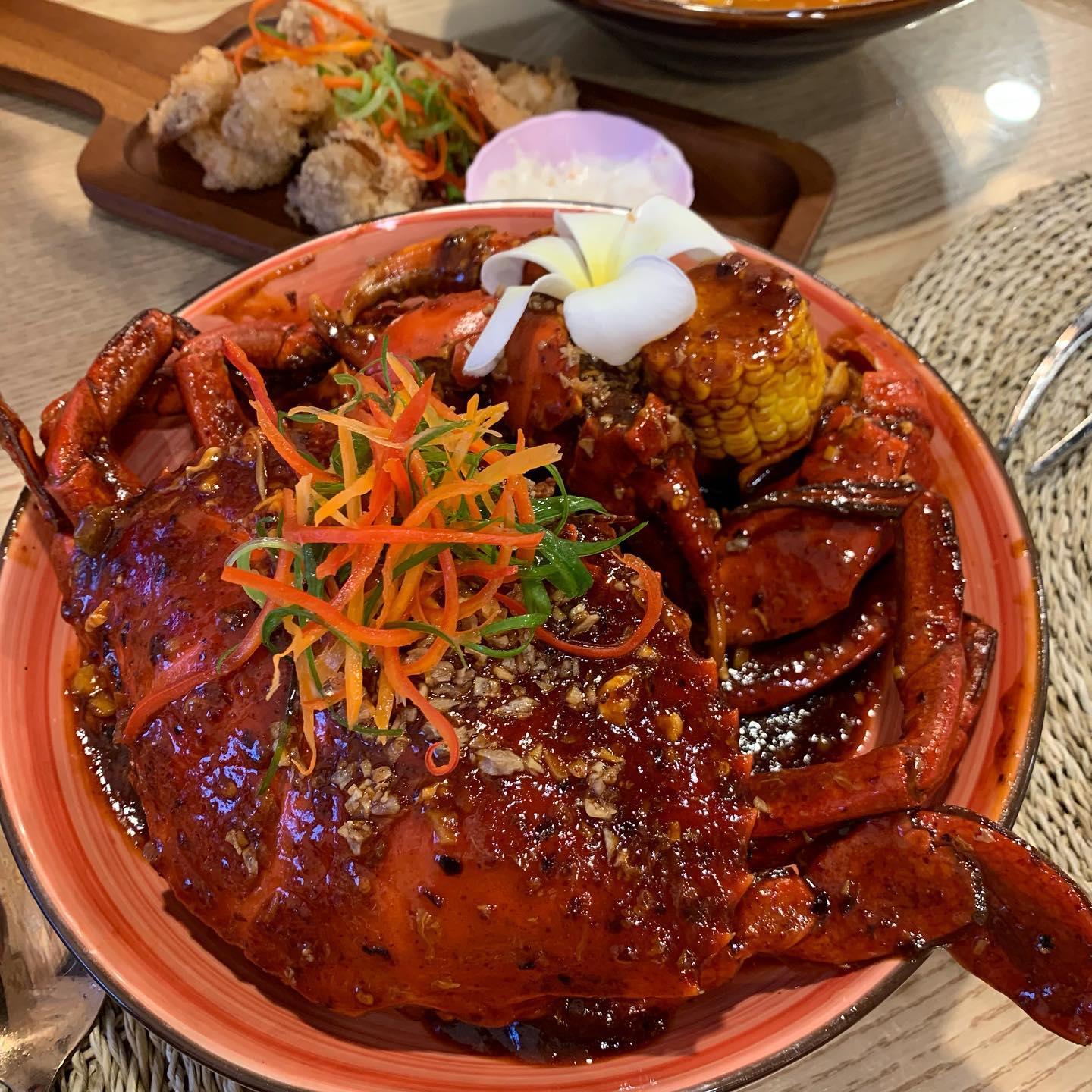 이게 세부 크랩인가🦀
살 너무 통통하고 소스가 미쳤음🥹
칠리크랩으로 꼭 드세요🙌
.
게는 직접 고를수있어요‼️
튼실한 놈으로다가 골라부러 (사실 잘모름😀)
식전빵도 마늘빵 나오는데 그것도 맛잇움,,
갈릭라이스 시키셔서 게딱지에 
꼭 비벼드세요,,,🙏🏻
한국인은 역시 마늘이지,,🤦‍♀️
.
사장님 한국분이세요,,🤭 말모말모
이것저것 여쭤봤는데 추천도 해주시고,,😆
넘나리 친절하시댜,,,🫶
넘 잘먹었습니댜,,🥹🥰
.
#세부 #새부맛집 #여행 #크랩 #크랩맛집 #세부크랩 #세부크랩맛집 #세부여행 #크랩마사랍 #CRAPMASARAP