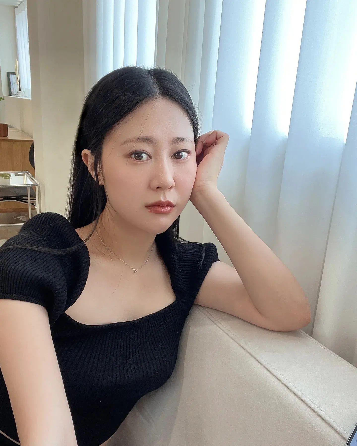 #광고 
늦은 오후 오롯이 마주하게된 거울 앞에서
끈적하게 녹아버린 메이크업이 덕지덕지 된 제 얼굴을 보게됐어요😱
개인적으로 윤광메이크업을 좋아하는데 이렇게 더울 땐 기름지고 피부 요철도 부각되어 보여서  오히려 나이들어보이더라구요
매트한 제품들은 피부가 당기거나 모공끼임이 심하거나, 보송한 느낌보다 푸석한 느낌이 드는 제품들이 많아서 마음에 드는 제품을 찾는게 너무너무 어려워요

하.지.만
자연스럽고 뽀얗게 상앗빛 화사한 톤으로 연출이 가능한 파데가 있더라구요
바로 '아르마니 파워패브릭 플러스'인데요
모공끼임 없이 얇고 가볍게 밀착되어 바른듯 안바른듯 하면서도 속광은 살아있고 보송보송한 어린피부 느낌으로 마무리되니까 메이크업 완성도가 확 상승되더라구요😎
특히 저처럼 한번 메이크업을 한 후 수정화장을 거의 하지 않는 사람들이 더 좋은게 8시간 이상 유지되는 롱웨어 파데라 집에 돌아와서도 메이크업을 지우기 싫어지는 기분이 들었어요 

서브 제품은 UV마스터 프라이머와 함께 사용시 더 화사하고 드라마틱한 피부 표현이 가능하니 여러분들께도 자신있게 소개해 드려요 :-) 
여름에도 예쁜 메이크업 잃지 말아요, 우리🤍

#아르마니뷰티 #파워패브릭플러스 

-

-

-