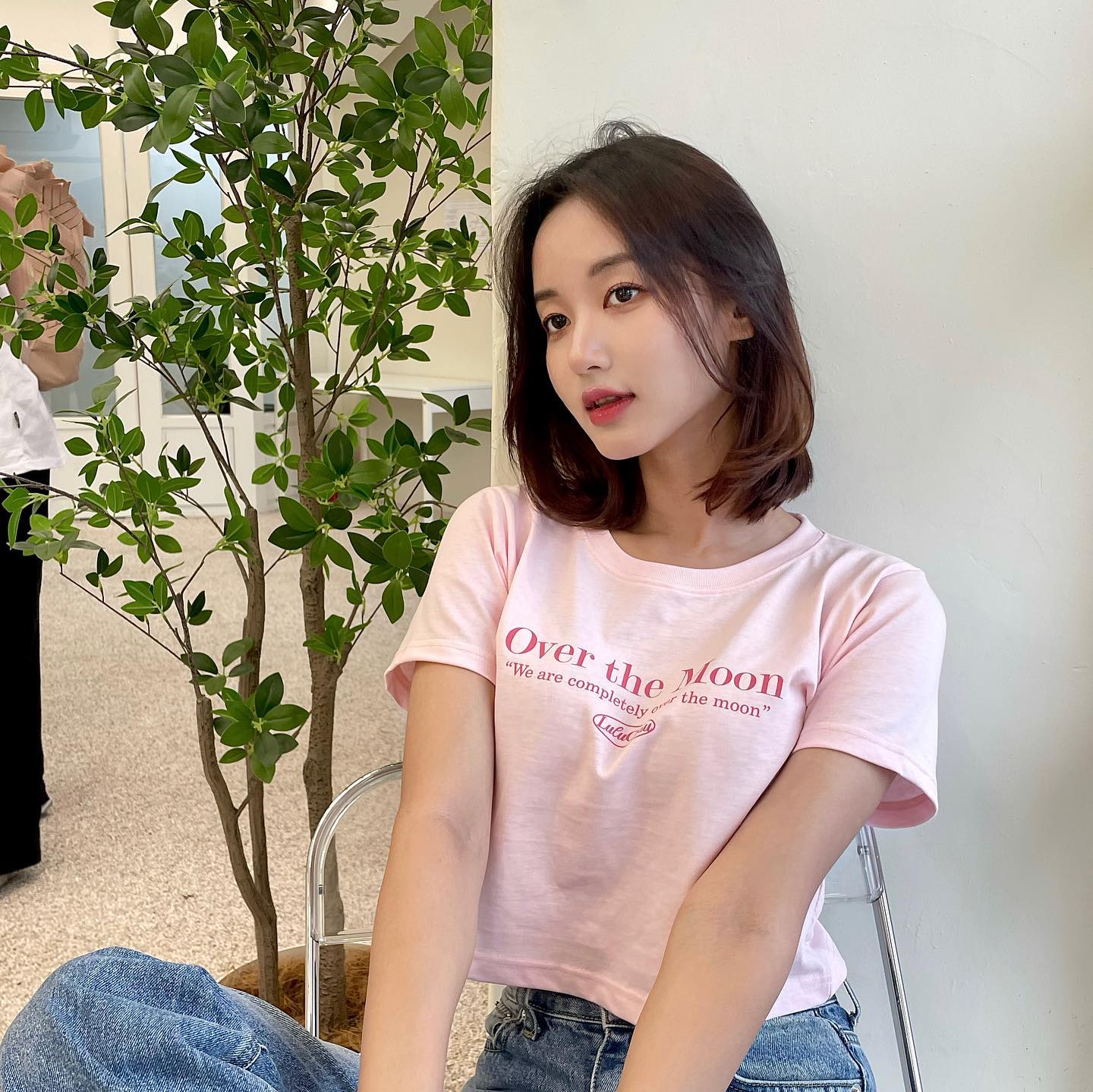 #협찬 #luluchou 🎀

딸기우유색감 ㄱㅇㅇ..💕
피부 그만 타고싶은데 
날씨가 미쳐버렸슈 🫠

#여자코디 #데일리룩코디 #오늘의코디 #티셔츠추천 #크롭티 #이태원카페 #이태원미니마이즈 #이태원 #ootd