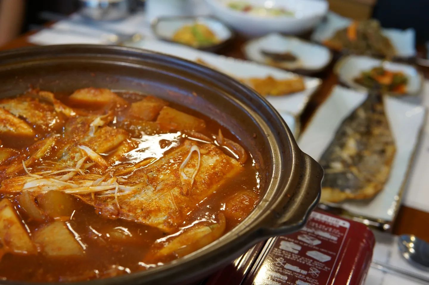#제주향 #협찬

한번씩 부모님 모시고 식사를 하러 나갈때마다평소 자주 드시지 못하는 음식들을 대접해드리고 싶은데 열에 아홉으로 늘 여기를 말씀하십니다. 바로 팔복동 맛집 제주향 본점

예전에도 몇번 모시고 간적도 있지만 기본적으로 어른들께서 추천하는 맛집은 틀린적이 없기에 여러분께도 추천해봅니다.

<주문메뉴>
은갈치조림 2인분 44,000원
삼치구이 15,000원

모든 식재료는 제주도와 장수에서 공수해오는 #전주생선구이 갈치조림맛집 제주향
메뉴 하나 반찬 하나 맛없는 게 없는데 맛깔스러운 반찬들중 뭐 하나 건성으로 만들어 나온 게 없습니다.

삼치구이는 �바삭하게 잘 구워져서 있으면서비린 맛은 나지 않아서 만족!

은갈치조림은 큼지막한 냄비에 살이 두툼하니 묵직한 갈치에 감자와 무를 가득 넣고 졸임! 칼칼하고 얼큰한 양념이 제대로 베인 밥도둑! 

📍전주 제주향 본점

브레이크타임 14:00 - 17:00
첫째, 셋째 일요일 정기휴무

063 214 9497
전주시 덕진구 팔복6실 3 1층

#지기크루 #전주맛집 #전주생선구이 #전주갈치조림 #전주갈치구이 #팔복동맛집 #전주부모님식사 #전주가족모임 #전주여행 #좋아요반사 #일상 #맛집 #여행 #먹팔 #먹스타그램