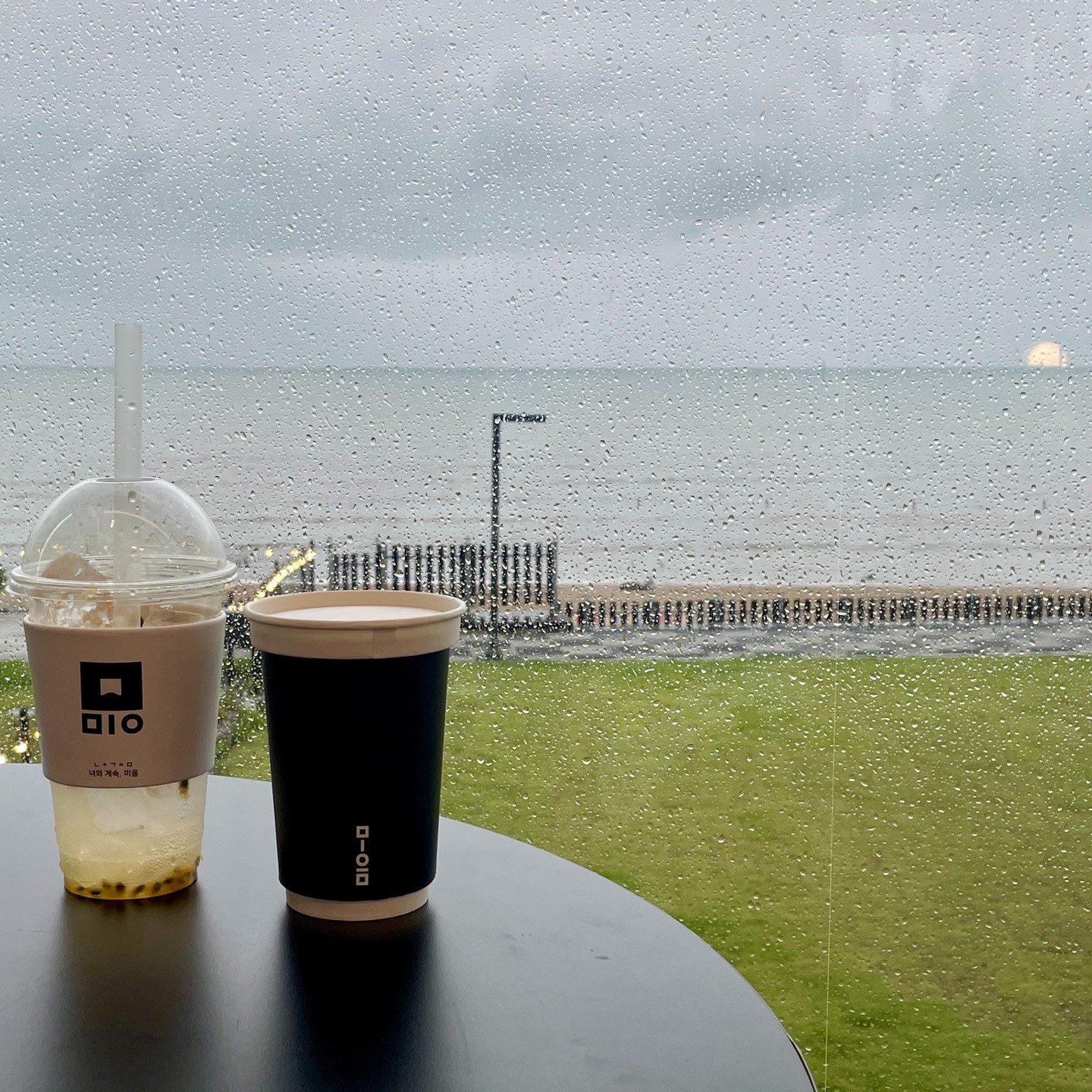 ☕ 영종도 마시안해변 근처 바다뷰 카페 '미음' 에 다녀왔어요!

☕ 비오는날 창가에 앉아 바다를 보고 왔어요~

☕ 저희는 애플유자티, 패션후르츠에이드, 아메리카노를 마셨어요!

🍩 디저트로 초코크루아상과 퀸아망도 먹었어요! 넘나 맛있는것들!

☕ 넓은 통유리로 되어 있어서 바다보기에 안성맞춤인 신상카페!

☕ 영종도는 썰물인 시간도 많아서 물때를 확인하고 가시는걸 추천!

☕ 인기 많은 신상카페여서 창가쪽에 앉으려면 경쟁이 치열하답니다ㅎ

☕ 외부 테라스 자리도 있는데 비오는날이라 사람이 없었어요. 날씨가 좋으면 밖에 앉는것도 좋을것 같아요!

☕ 야외 주차장이 넓게 있어서 주차 걱정은 NO!

☕ 날씨 좋은날 일몰시간에 방문하면 바다와 석양을 보며 분위기를 만끽할수 있을듯!

🍩 위치 : 인천 중구 마시란로 119 (덕교동) 카페 미음

#카페미음 #영종도카페추천 #마시안해변카페 #영종도미음 #영종도데이트코스 #영종도데이트추천 #영종도데이트 #바다뷰카페추천 #영종도바다뷰카페 #먹스타그램 #먹팔맞팔해요