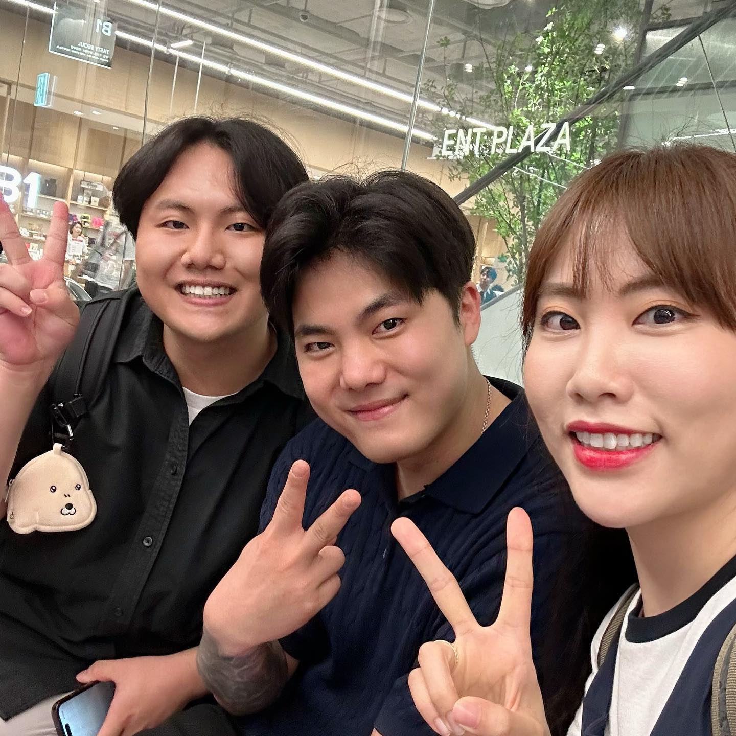 #빵빵이의생일파티 🎂

오픈런 성-공 ✌🏻
이주용 작가님이랑 사진도 찍음!!!(성덕 헿)
2세기 할부로 빵빵이 굿즈 구매완료

한정판 키링 넘버 랜덤이라 
빵빵이(00), 옥지(57) 기대했는데
옥지(57) 아닌....오육(56)....🥹
그래도 좋아..🫶품을꺼야!

기대한만큼 진짜 너무 팝업 잘 꾸며져 있어서 가면 후회 안해요!
다들 꼭 가보세요!!!! 😆😎

~8월6일까지 더현대 서울 지하1층에서
빵빵이의생일파티 팝업 진행해요🤭
.
.
.
.
.
#빵빵이 #빵빵이팝업 #빵빵이팝업스토어 #빵빵이키링 #빵빵이의일상 #빵빵이의생일파티 #팝업스토어 #빵빵이팝업스토어 #더현대서울 #더현대빵빵이 #성덕 #성공한덕후 #빵빵아 #옥지야
#노배드바이브스 #노배드바이브스쿠키 #스미스앤레더