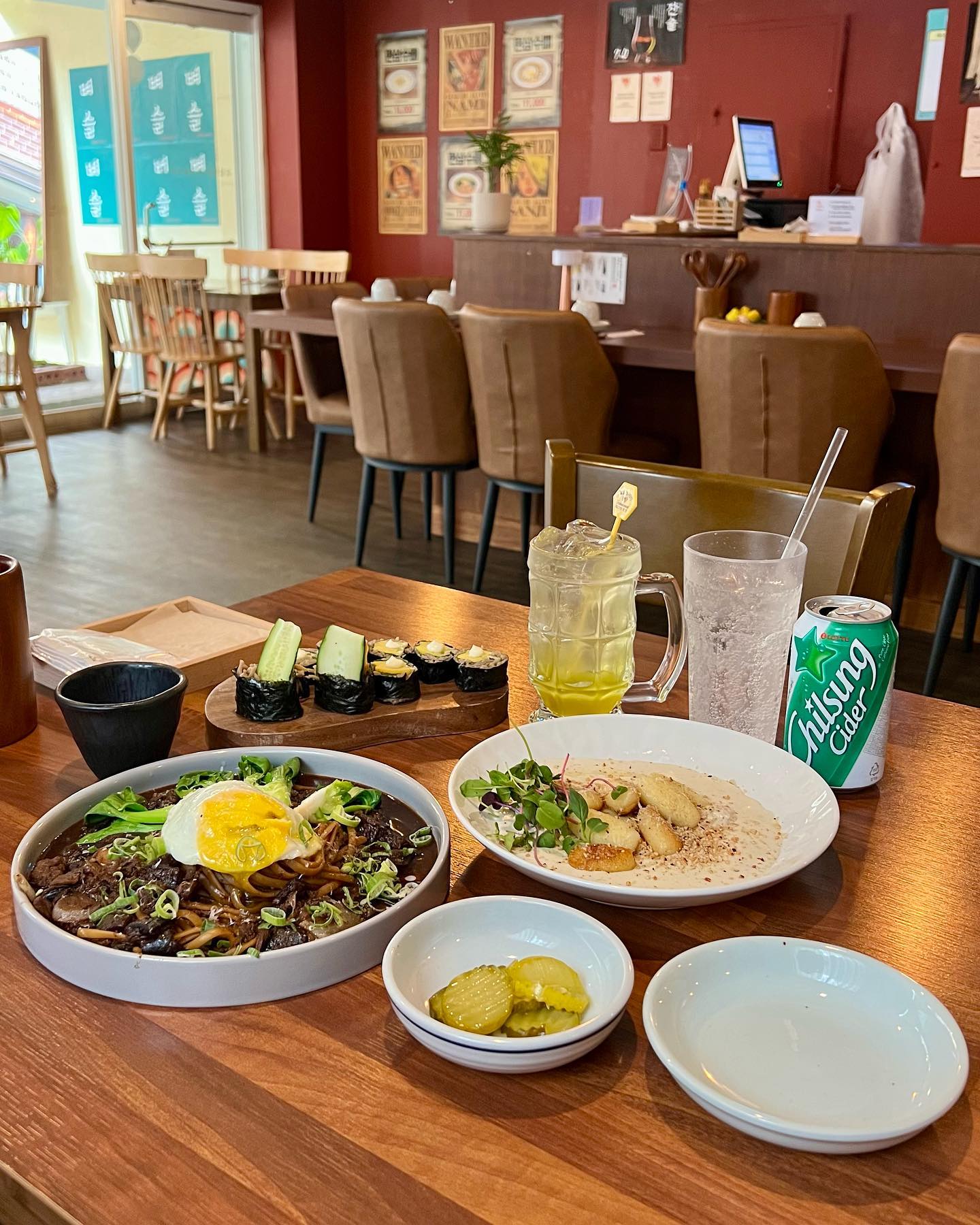 대구 삼덕동 맛집 #벼슬 
⠀⠀⠀⠀⠀⠀⠀⠀⠀⠀⠀⠀⠀⠀
장르없이 다양한 요리를 풀어내는 공간 ❛ 벼슬❜ 
벼슬닭칼국수에서 벼슬로 상호 변경이 되면서
메뉴도 리뉴얼되었다고 해요🙂 지친 평일을 마무리 하려고 방문한 곳에서 특별한 음식으로 힐링하고 왔습니다ᵎᵎ
₩ 콩크리미뇨끼 14,0
₩ 메밀김밥 8,0
₩ 트러플 라구 짜장 파스타 13,0 
₩ 애플하이볼 8,0 ⠀⠀⠀⠀⠀⠀⠀⠀⠀⠀⠀⠀⠀
⠀⠀⠀⠀⠀⠀⠀⠀⠀⠀⠀⠀⠀⠀
꼬숩한 콩크림 소스에 쫀득한 뇨끼,
흰 쌀밥 대신해 가득 채운 건강한 메밀면과 가득달달촉촉한 계란이 들어간 메밀김밥,
큼직한 고기 듬뿍들어간 트러플 짜장 파스타ᵎᵎ 
이 메뉴에 술이 빠지면 섭하죠˜ 하이볼을 필수 주문 해주세요☺️ 
⠀⠀⠀⠀⠀⠀⠀⠀⠀⠀⠀⠀⠀⠀
어떤 맛일지 궁금하시죠?! 
일단 한번 방문해서 드셔보세요(σ❛˓◞˂̵)σ✧ 
byeseul_samduck 
📍달구벌대로443길 16-4 1층
‣ 화~일 12:00-21:00 (L.O 20:10)
‣ 월요일 정기휴무