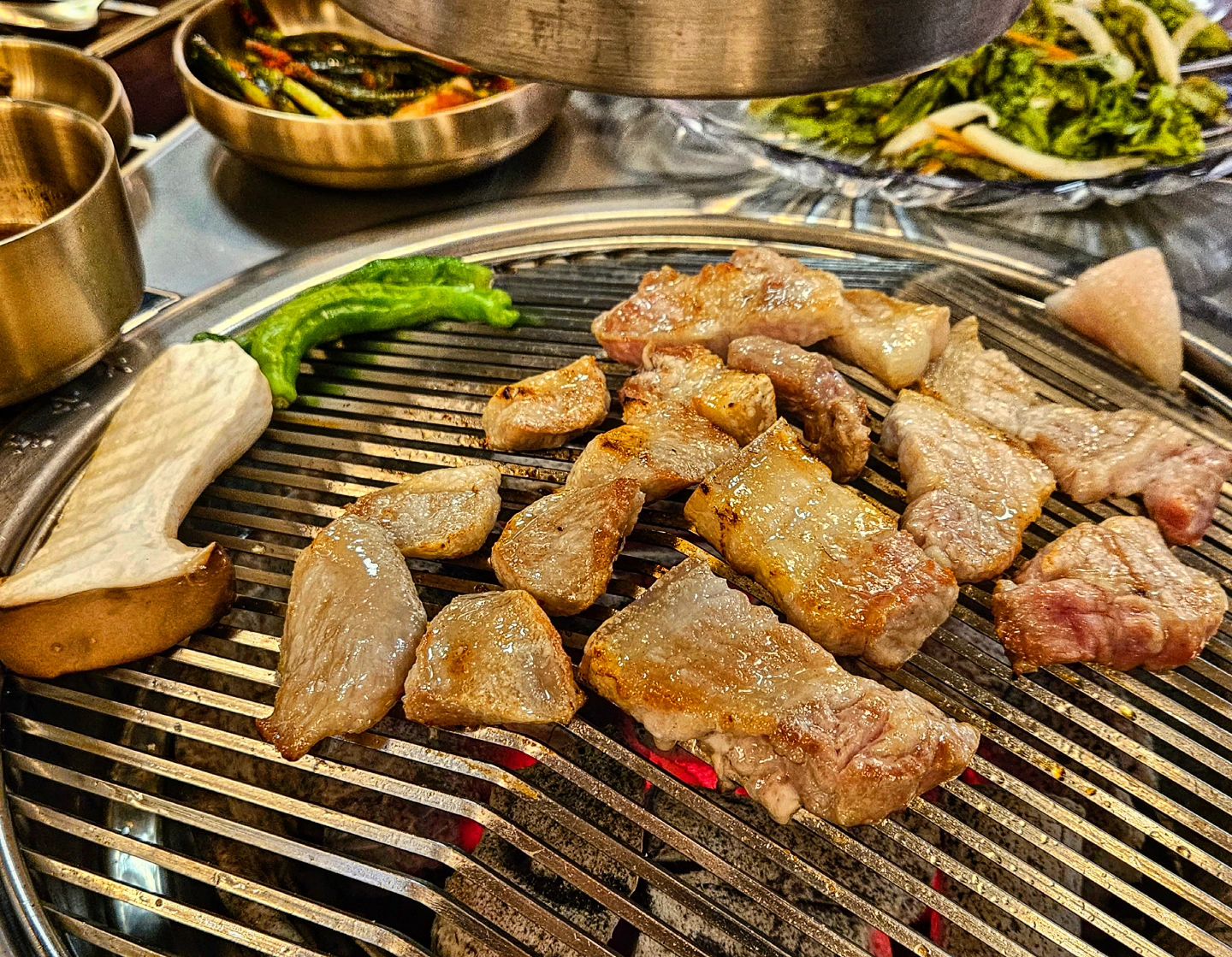 범계 시크릿가든

👉 숙성 흑돼지와 정갈한 반찬까지 
  즐길 수 있는 고깃집 시크릿가든 🐷

흑돼지 고기를 파는 곳들은 대부분 반찬이
부실하던데 여기는 반찬이 꽤 다양쓰! 
(계란샐러드, 버섯무침, 무채무침, 장아찌
상추겉절이, 파김치, 김치찌개 등 ) 

오픈한지 얼마 안되서 그른가 리뷰이벤트로
계란찜&갈치속젓 돌솥 비빔밥 제공 😏

고기 찍어먹는 소스 육장 맛있고 모듬으로 
주문시 앞다리살도 나오는데 앞다리살은 
달짝지근한 양념에 재웠다가 마지막에
구워먹는데 갈비같은게 별미였다는

📍 동안구 평촌대로223번길 27 

💰 매일 11:30-23:00

🕓 흑돼지 모듬(600g) 57.0 
 
#범계역 #범계맛집 #블랙시크릿가든 #흑돼지 #안양고깃집 #범계회식