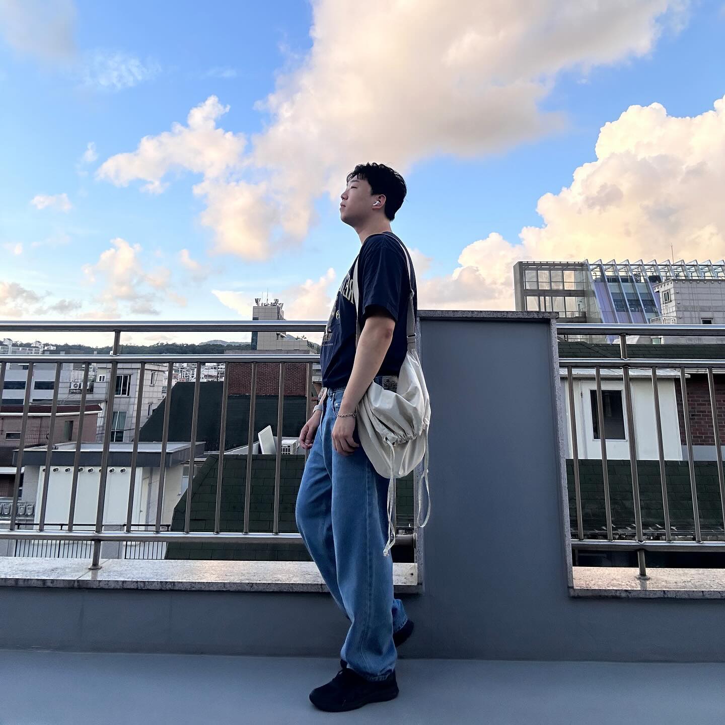 오늘 구름 보셨나요☁☁
오랜만에 넋 놓고 하늘을 본 것 같아요🙂

+우재형 추천 리바이스 실버탭
너무 예쁩니다👖