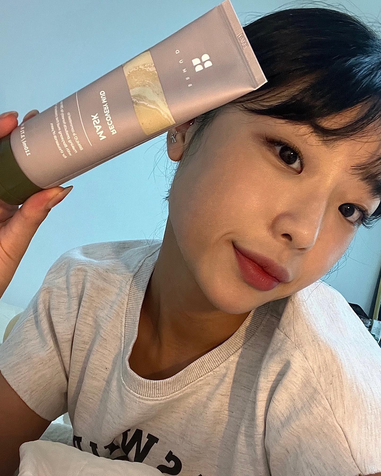 #협찬 

리커버리 머드 마스크 팩 대체 웨 안 써 ?

날씨가 후덥지근해져서 피부에 열감 지대로 였는데 요 제품 쓰고나서 피부 완전 꿀피부 되가는 즁ㅠㅠㅠ

100% 보령 머드가 30%나 들어간 찐 머드팩이라 그런지 부드러워서 피부자극 1도 없움•••

튜브 형태라 휴대하기도 편하구 위생적으로도 좋아서 여행갈때 필수템 할 듯-

일주일정도 써봤는데 크리미한 발림성에 마르면서 당김 1도 없구 바르자마자 쿨링감 장난 없다구우ㅠㅠ

요고 쓰고 담날 화장하믄 피부광 장난아님🫶🏻🤍

#협찬 #비알머드 #BRMUD #리커버머드마스크 #모공팩 #보령머드팩 #머드팩 #올리브영 #올영세일 #올리브영마스크팩 #올리브영팩 #올리브영추천템 #OLIVEYOUNG #올리브영모공팩 #mudmask