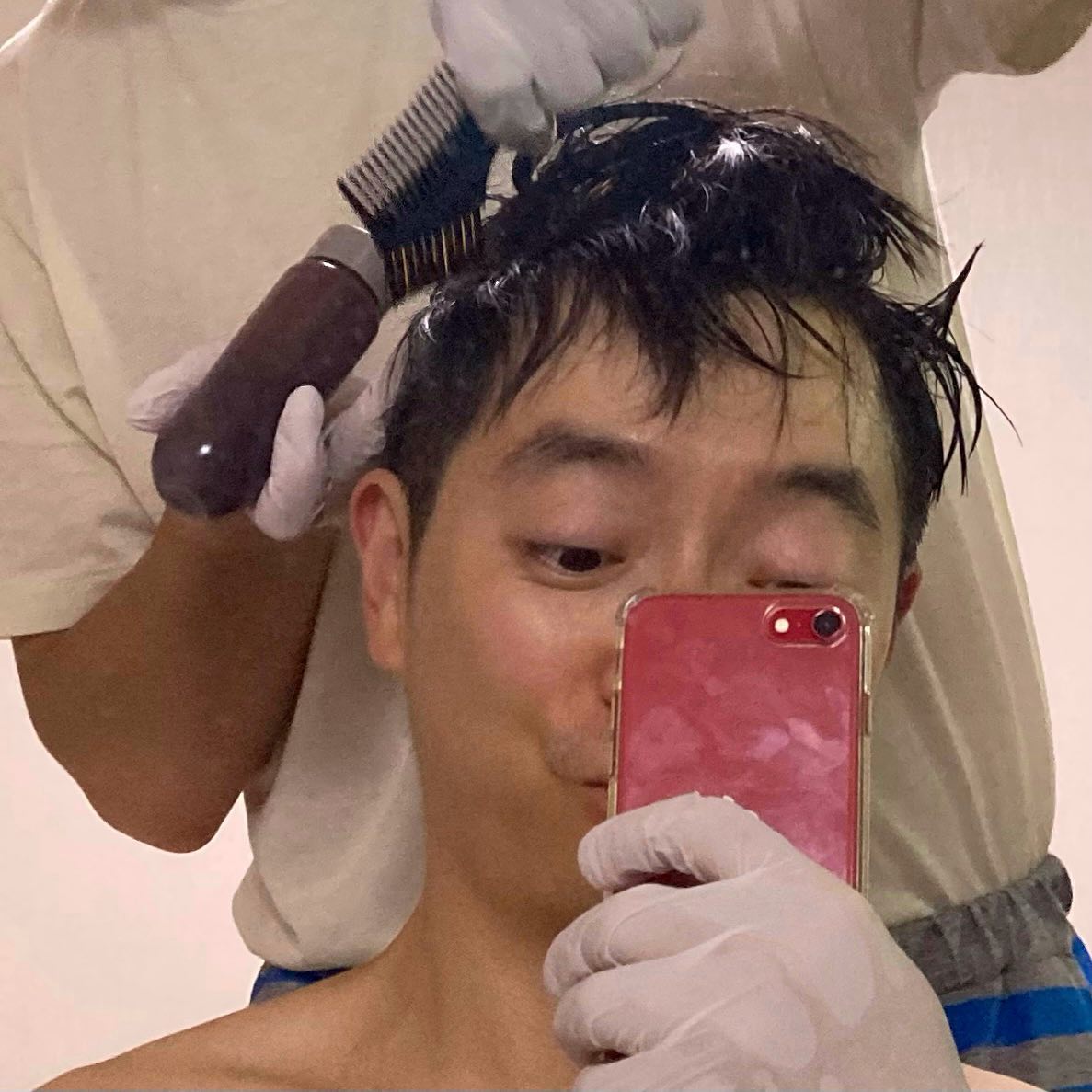 얼마전에 네고왕에 씨드비 물염색이 나왔다던데... 그보다 한참 전인 6월초에 사뒀다가 오늘에야 뜯은 사람 나야나~😇 근데 진짜 보는사람마다 놀랄만큼 흰머리가 너무 많았는데 하고나니 완전 다 없어져서 기분이 너무 좋다!! 잠옷바람 사장님의 꼼꼼한 손길덕도 톡톡히 봤구요~😆ㅋㅋㅋㅋㅋ
#생애첫염색
#오늘이발까지하고
#회춘 #성공적!!!👍🏻