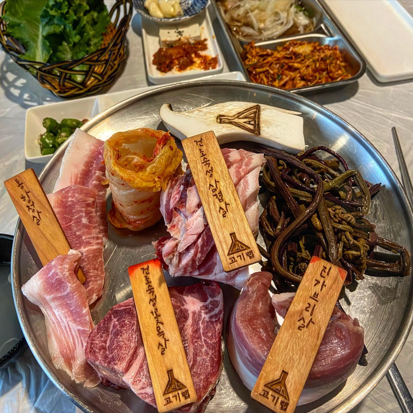 #협찬 #오류동맛집 

부위별로 맛있게 즐기고온 #고기랩오류점 🤍

건조숙성된 생고기 먹어봤니?🫢 고사리와 묵은지까지 같이 푸짐하게 구워먹쟈!

한판가득 생고기 구워먹으면 고기 단백질 충전완료~ 삼겹살, 꽃목살, 진가브리살, 통항정살 4가지 부위 다 즐겨보는거야😎

야채비빔국수 입맛 도둑이니 꼭 같이시켜 먹을것❤️ 고기 싸먹으면 극락임

—————————————-
🤍고기랩 오류점🤍
📌 대전 중구 계룡로882번길 16(오류동 151-15)
⏰ PM 17:00 ~ AM 24:00
📃 건조숙성 생고기 반판(500g) 38,0
❤️ https://naver.me/5vMJsG6V
—————————————
#오류동고기집 #오류동회식 #서대전네거리역맛집 #서대전네거리역고기집 #서대전네거리역회식 #서대전네거리역돼지고기 #오류동삼겹살 #고기랩