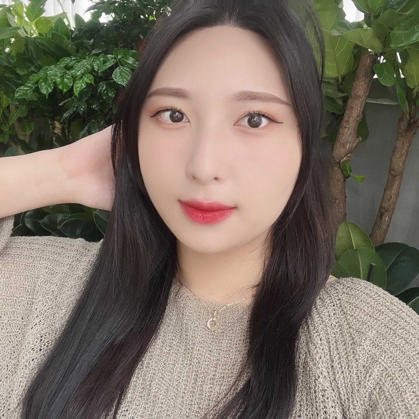 #광고

파운데이션 명가 아르마니 만의 섬세한 상앗빛 컬러를 담아 자연스럽고 뽀얀 상앗빛의 화사한 피부톤으로 연출하는 아르마니 뷰티 베스트 파운데이션으로 얇게 밀착되어 피부결을 보송하고 매끄럽게 완성하는 파워 패브릭 플러스의 가볍고 부드러운 텍스쳐에요 ! 고운 입자의 피그먼트로 시간이 지나도 모공에 끼이거나 각질의 부각 없이 예쁜 피부표현을 유지해주는 여름 추천 롱웨어 파운데이션인데용 ☺️ 요 서브제품인 UV 마스터 프라이머와 함께 사용시 촉촉한 기초 완성 및 모브 컬러로 더욱 화사한 피부 표현이 가능하답니다🥰 촉촉피부표현을 좋아하는편인데도 이 칭구가 너무 좋더라구요👍🏻 음주에도 버티는 파운데이션 추천드립니당

-
-
-
#아르마니뷰티 #파워패브릭플러스 #뽀얀상앗빛파운데이션 #여름파데추천 #아르마니파운데이션 #파운데이션명가 #파운데이션 #UV마스터프라이머 #아르마니프라이머
